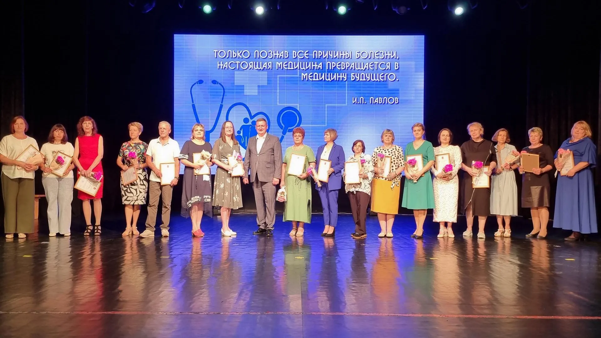 Глава округа Луховицы вручил федеральные и областные награды медикам в честь профессионального праздника