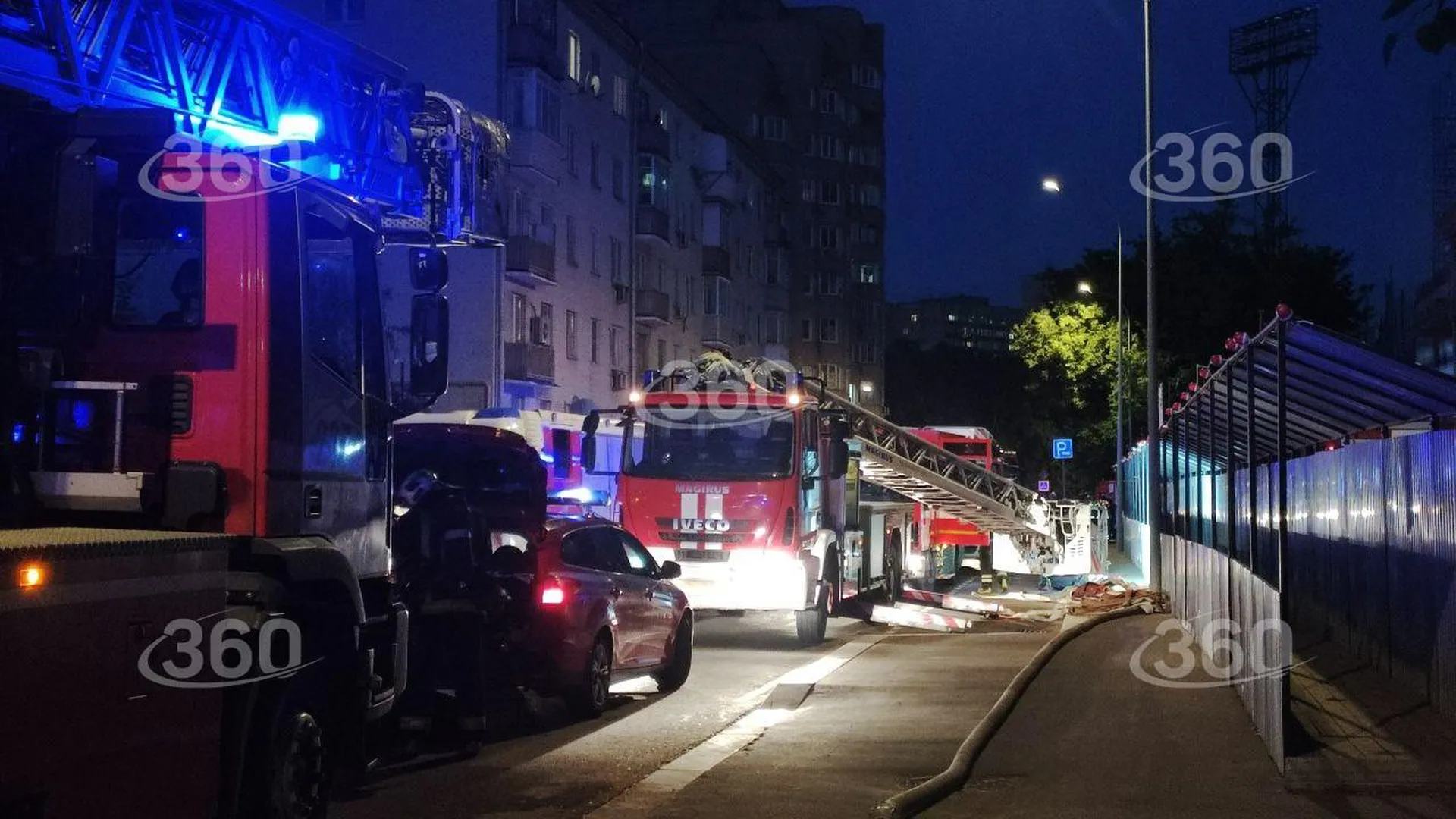 Сильный пожар разгорелся на стройплощадке в центре Москвы