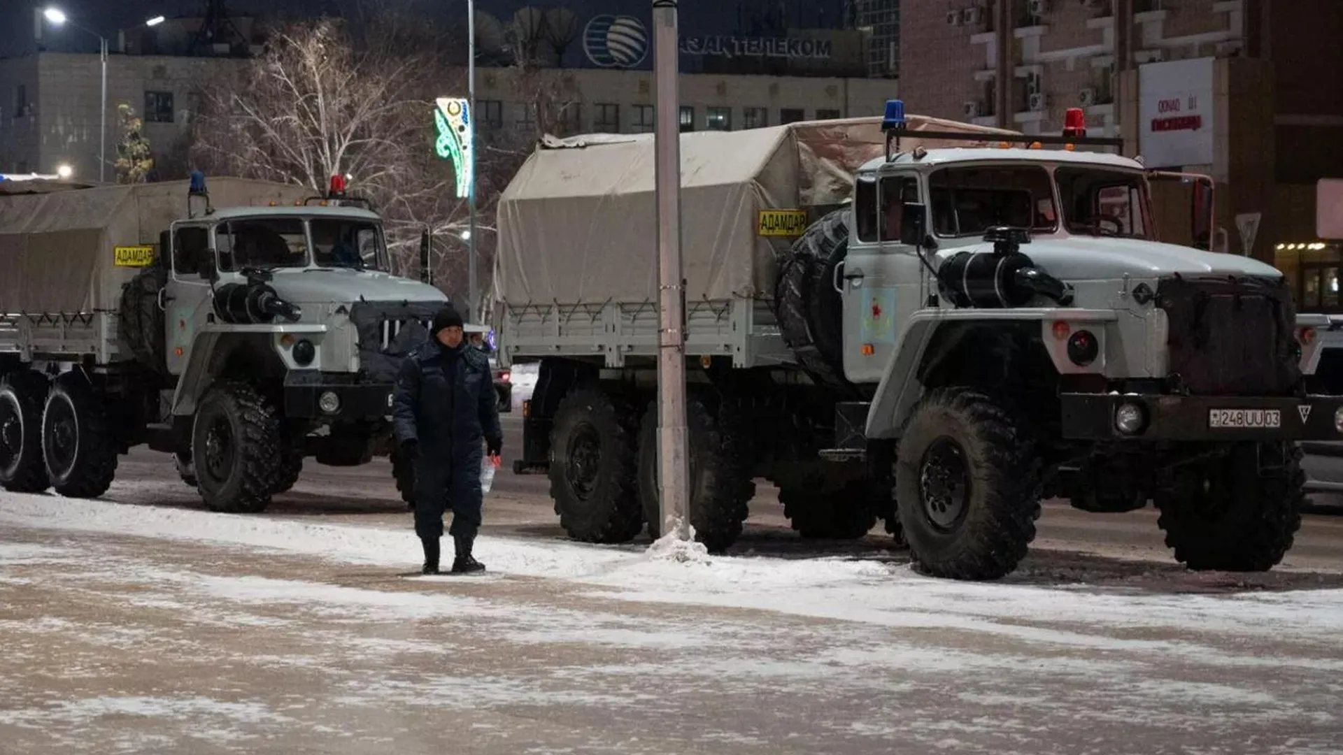 Военнослужащий Национальной гвардии Казахстана дежурит на одной из улиц в Астане / Sputnik