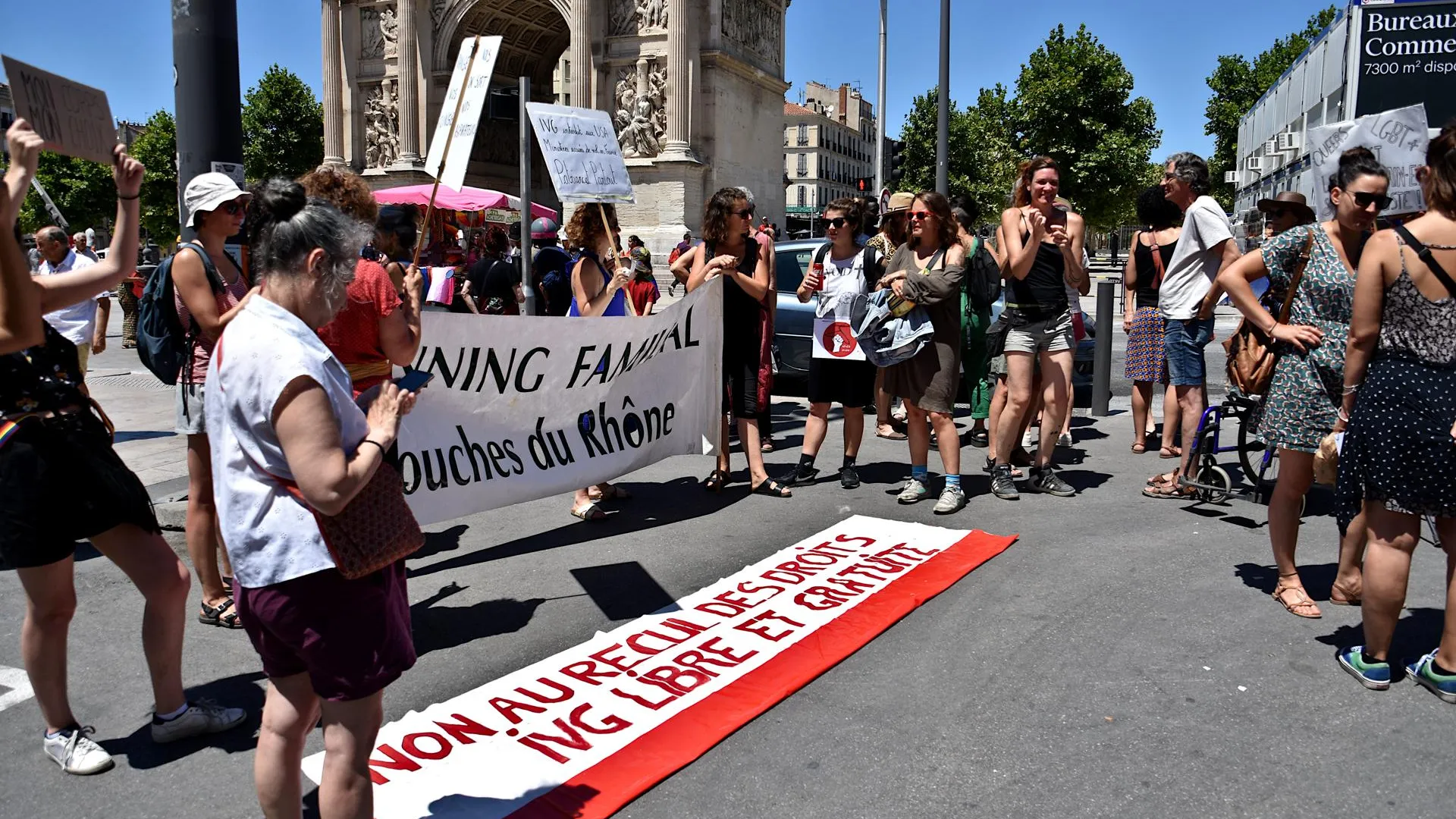 Активисты и протестанты собрались на площади в Марселе, чтобы защитить права на аборт. Июль, 2022 год. Фото: Gerard Bottino / Keystone Press Agency