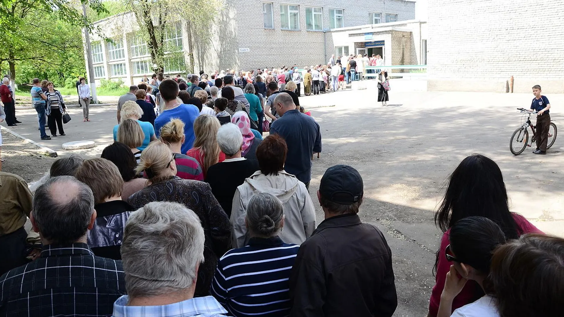 Очередь желающих проголосовать на референдуме в Донецке, 2014 год