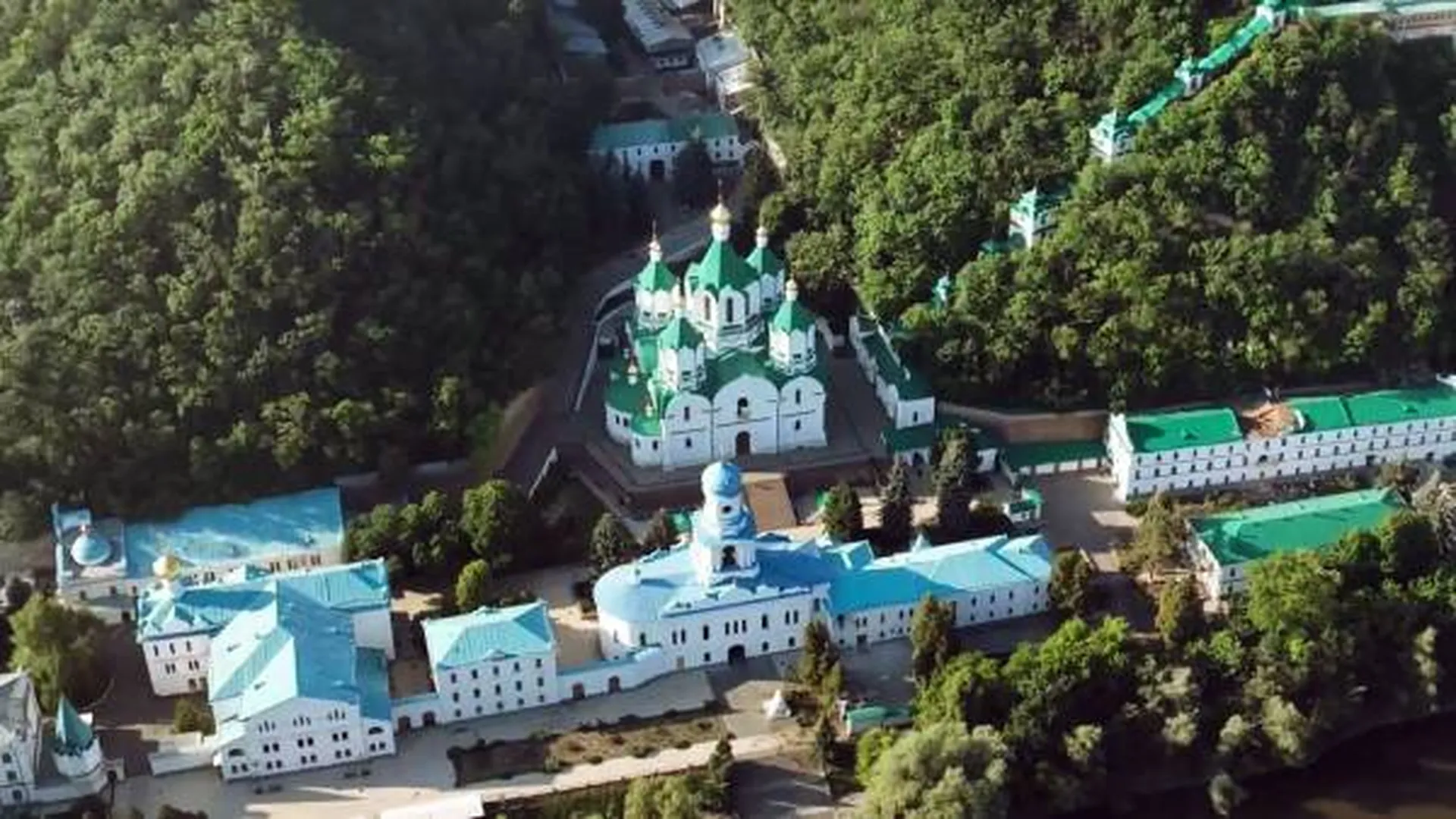 Погибшие монахи и дети в заложниках. Боец из Донбасса — о ситуации в Святогорской лавре