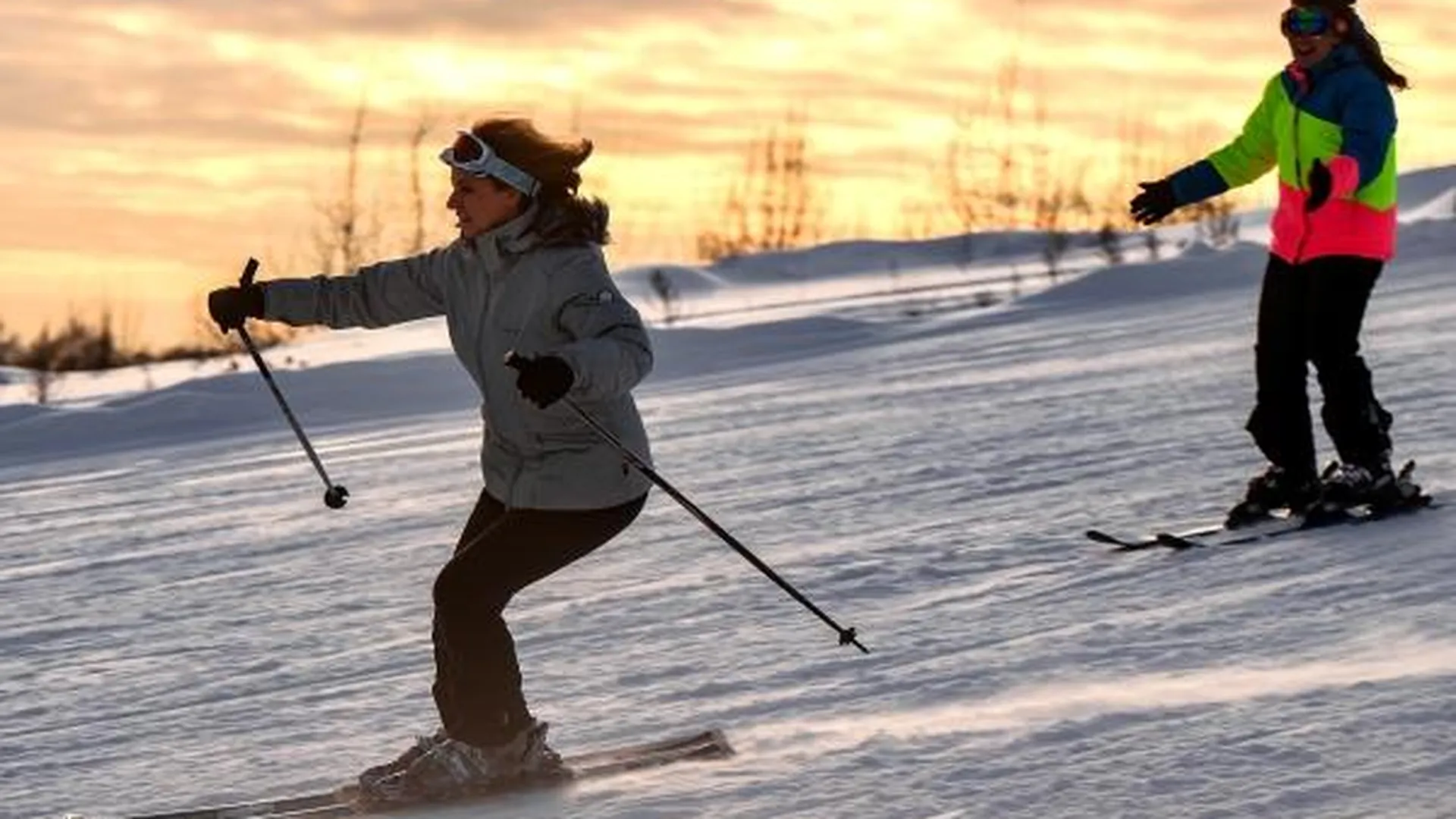 Лыжницы на склоне горнолыжного курорта «Лисья Гора» в Московской области