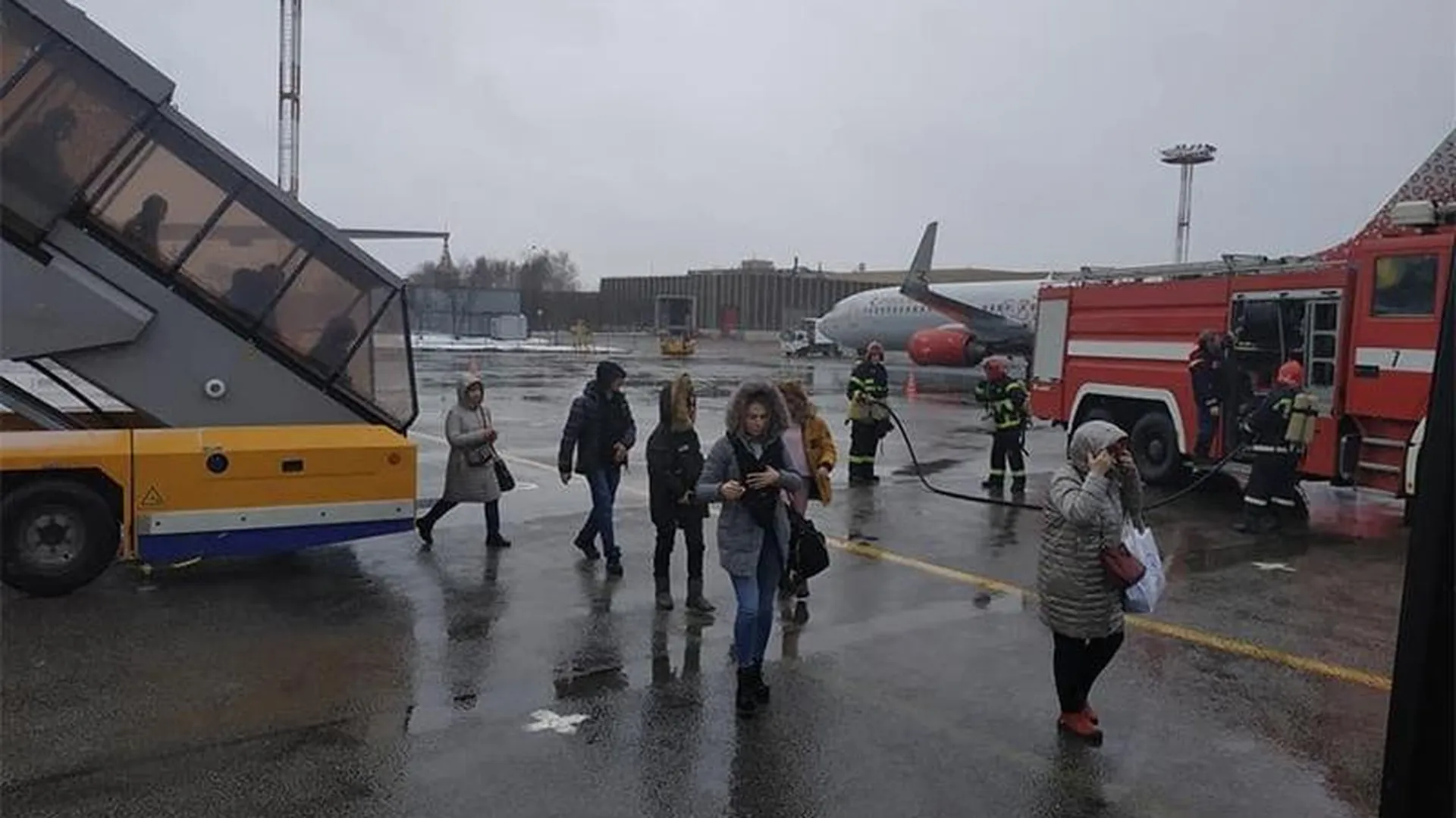 В Шереметьево рейс из Хабаровска встречали с бригадой пожарных 