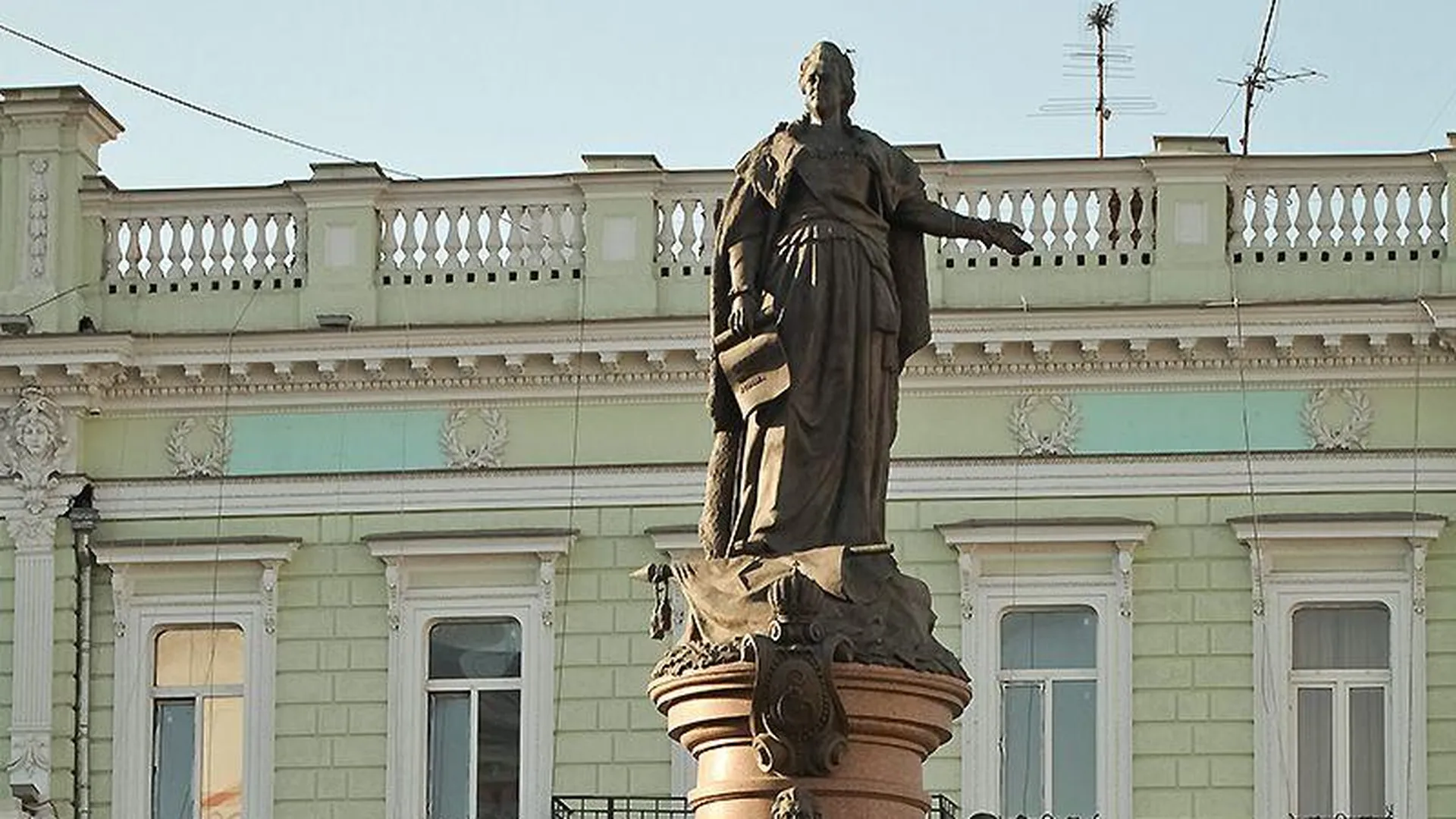 Политолог объяснил, почему вандалы покушаются на памятник Екатерине II в Одессе
