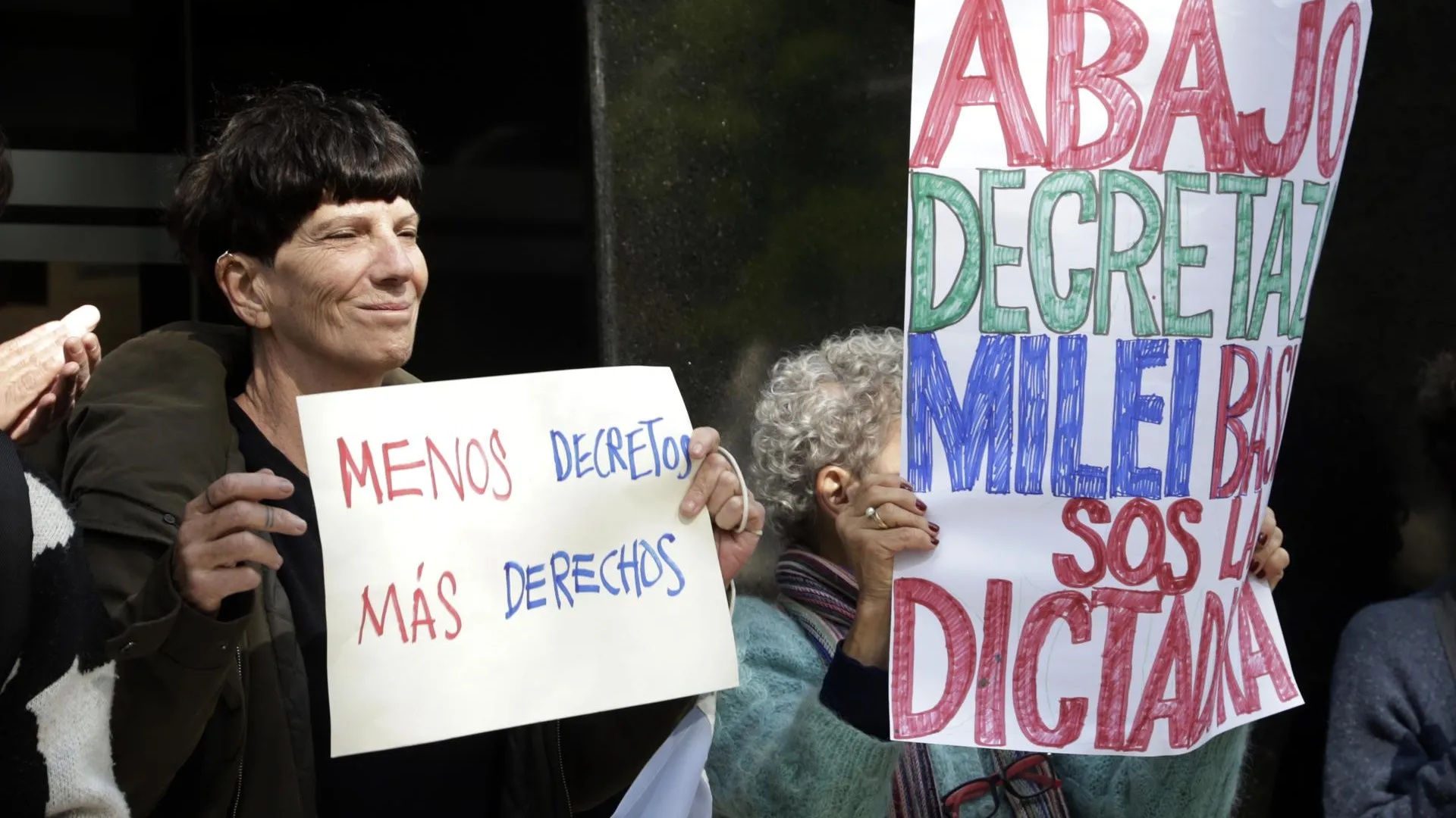Протестанты в Буэнос-Айресе. Надпись на плакате: «Меньше декретов, больше прав». Фото: Luis Barron / Keystone Press Agency