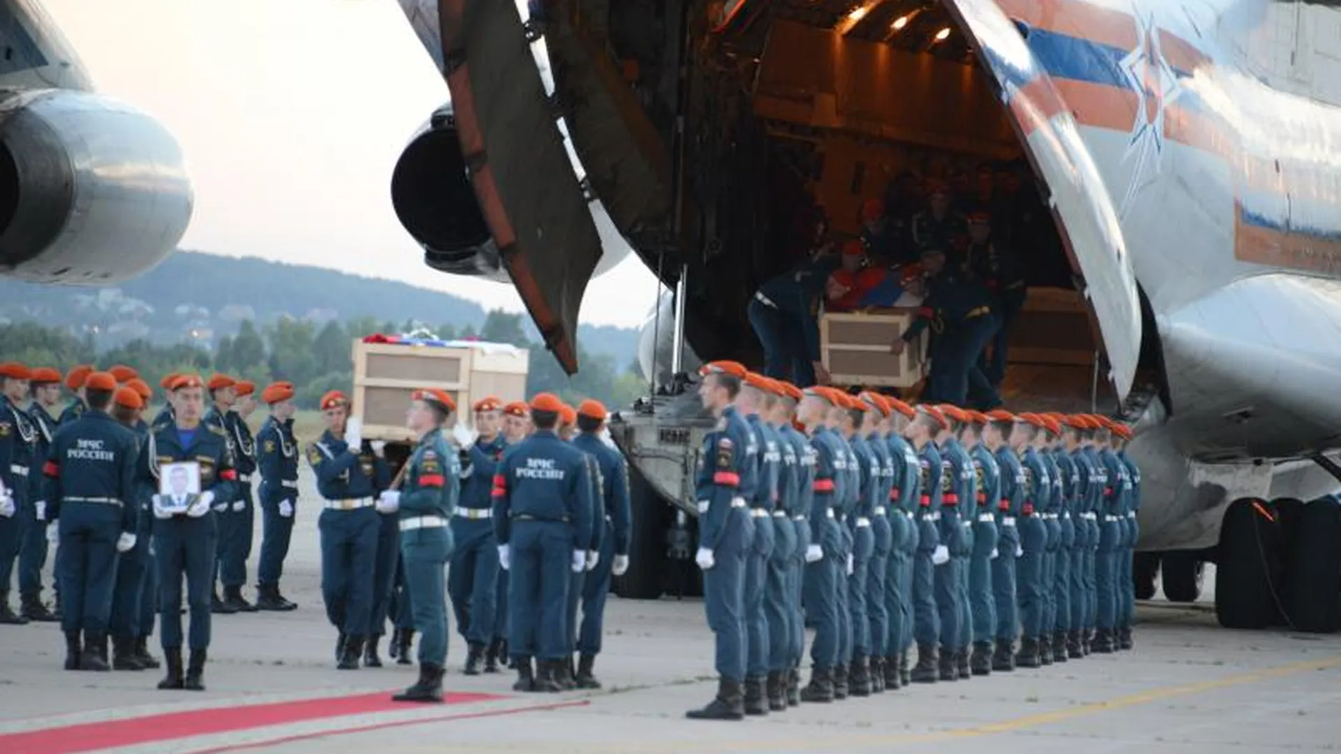 Сотни людей пришли проститься с погибшим экипажем самолета Ил-76