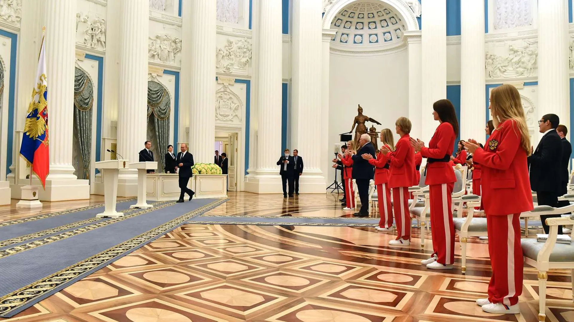 Путин вручил награды чемпионам Олимпиады в Кремле. Прямая трансляция