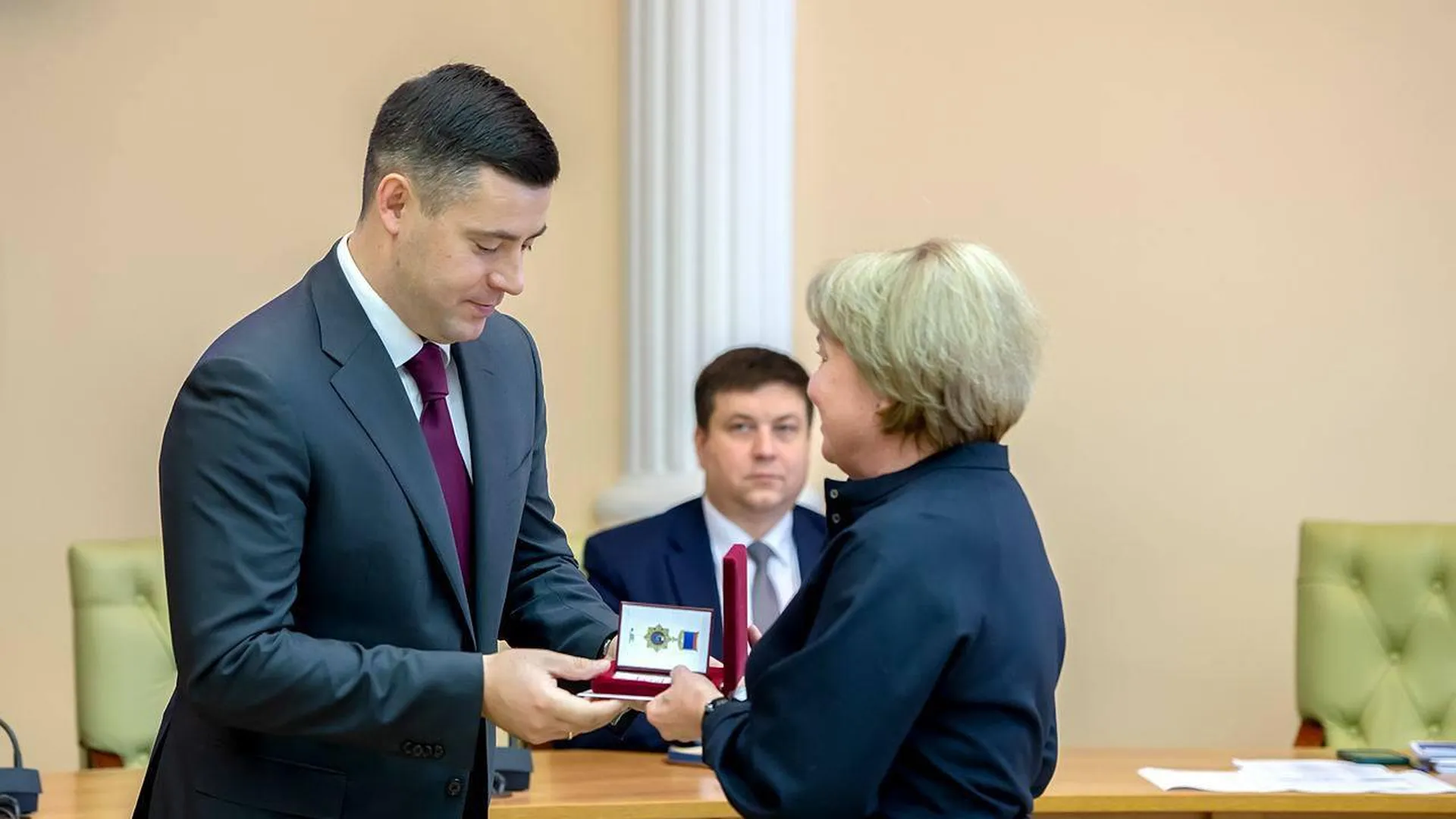 Начальник комитета образования Надежда Фролова получила почетный знак «За верность Подольску»