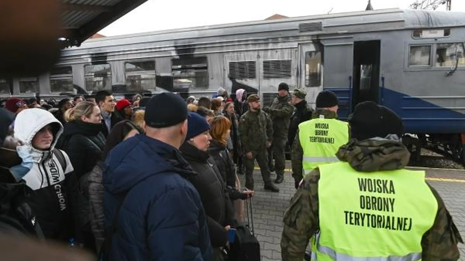 Украинские беженцы на вокзале в Польше