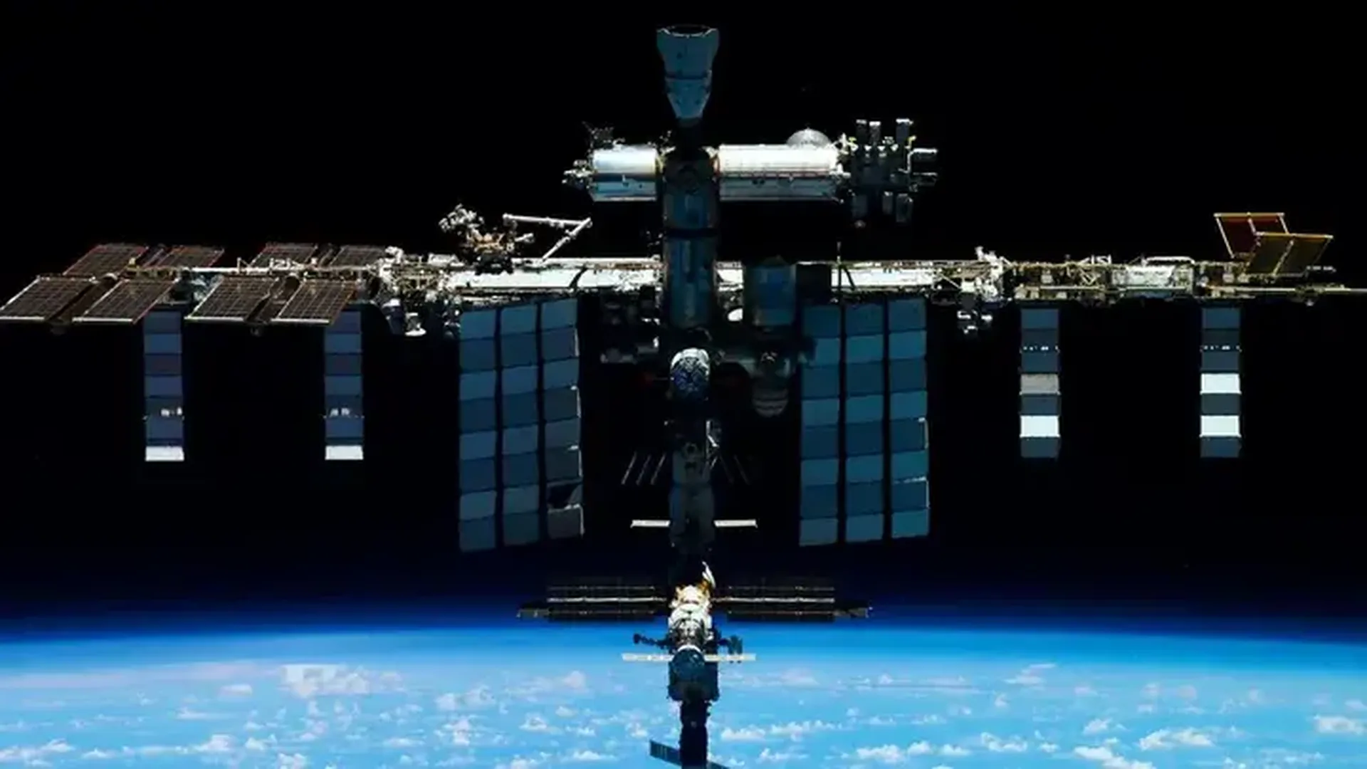 Грузовик «Прогресс» МС-22 увел МКС от столкновения с космическим мусором, подняв ее орбиту на полкилометра