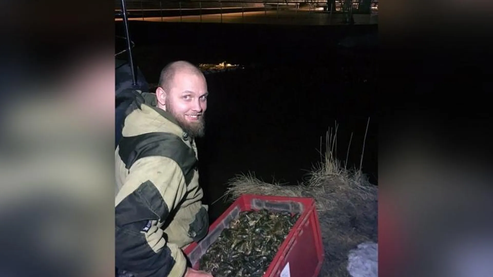 Бизнесмен выпустил в реку Пехорку 25 кило живых раков