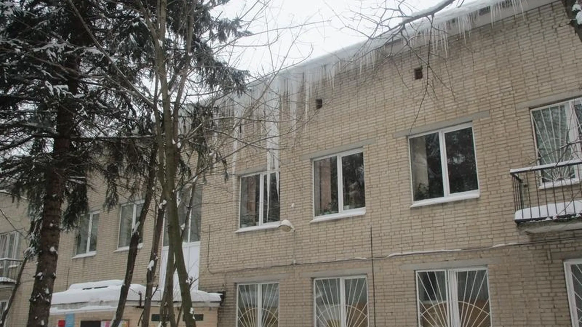 Шесть домов с огромными сосульками нашли в Ленинском районе
