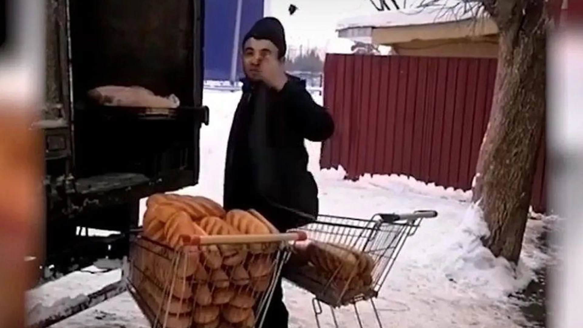 Антисанитарную разгрузку хлеба засек покупатель магазина в Кубинке