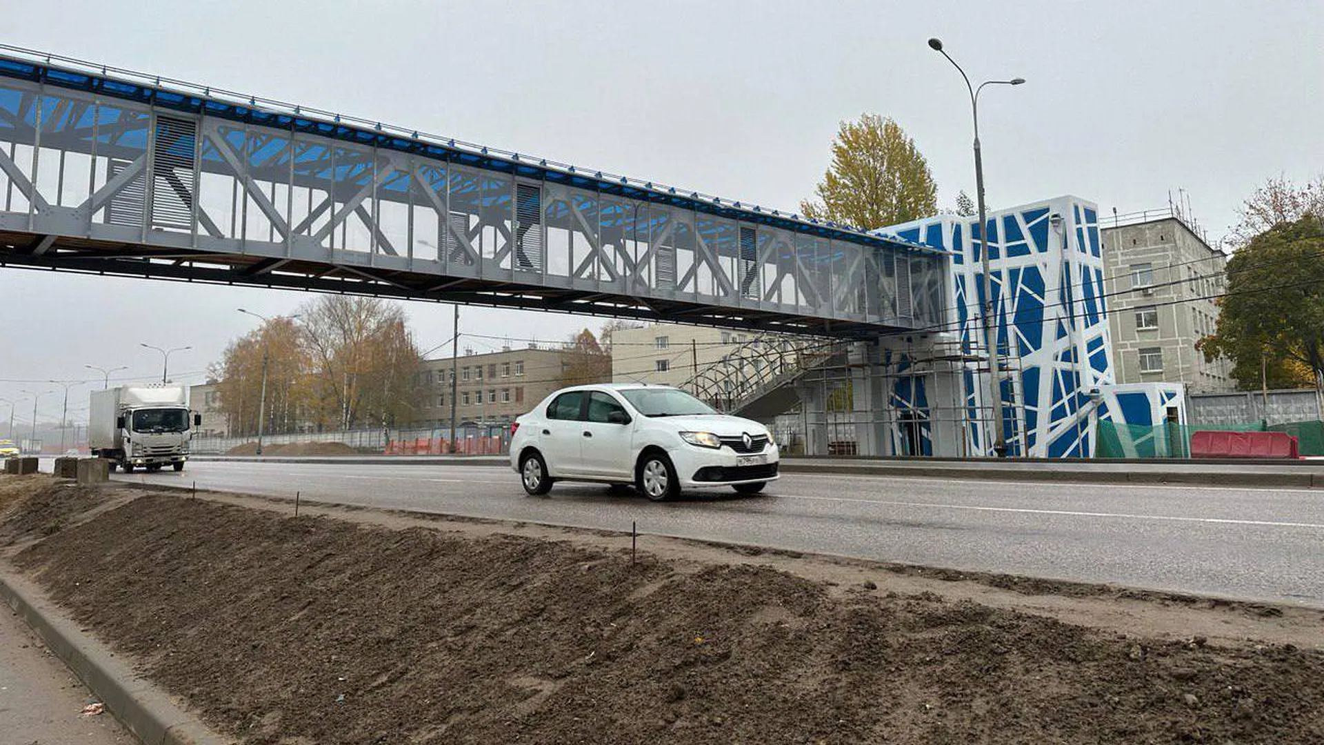 Монтаж пролетного строения пешеходного перехода завершился на Лобненском шоссе