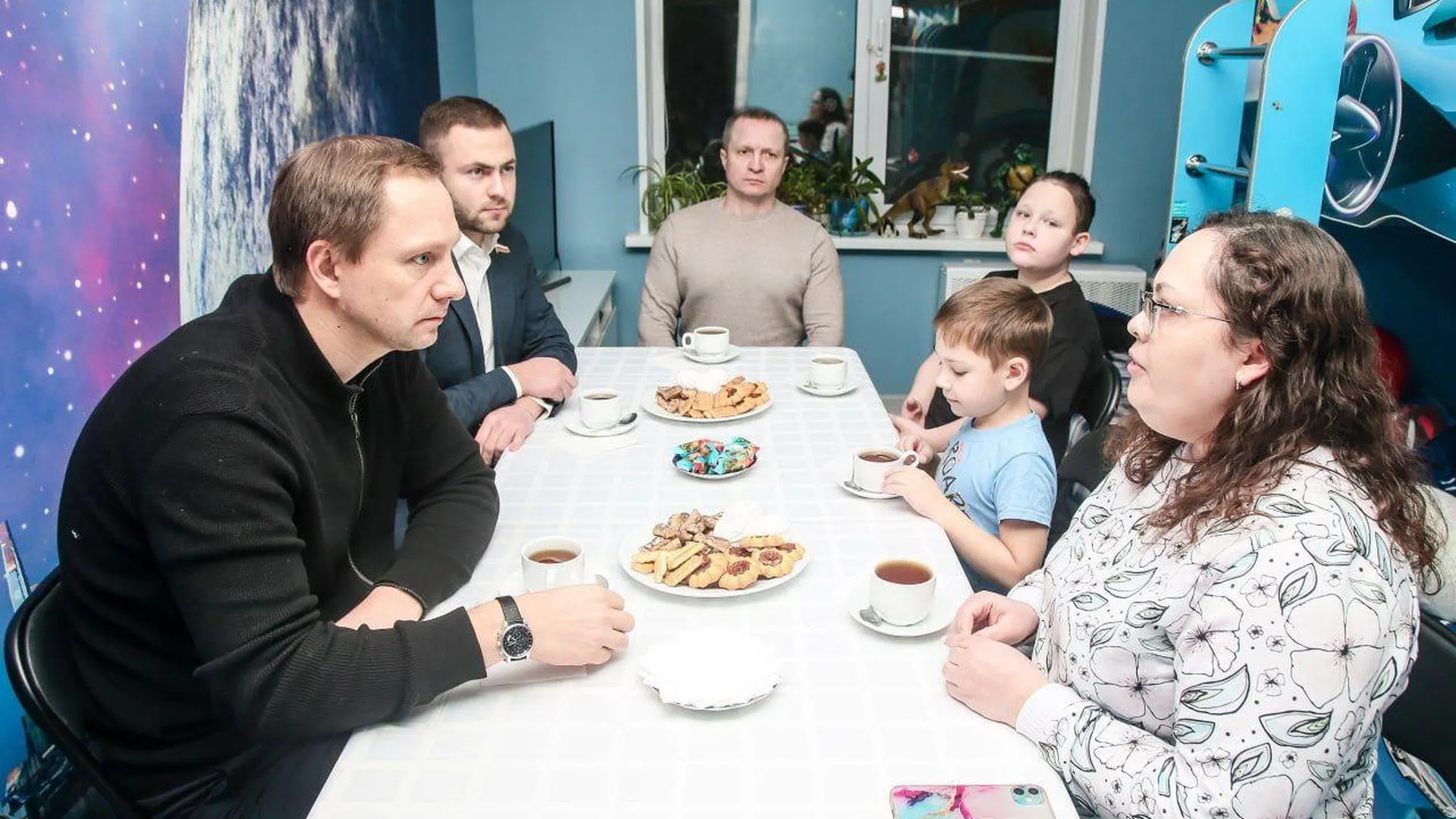 Семья военного СВО из округа Красногорск тепло встретила главу Дмитрия Волкова
