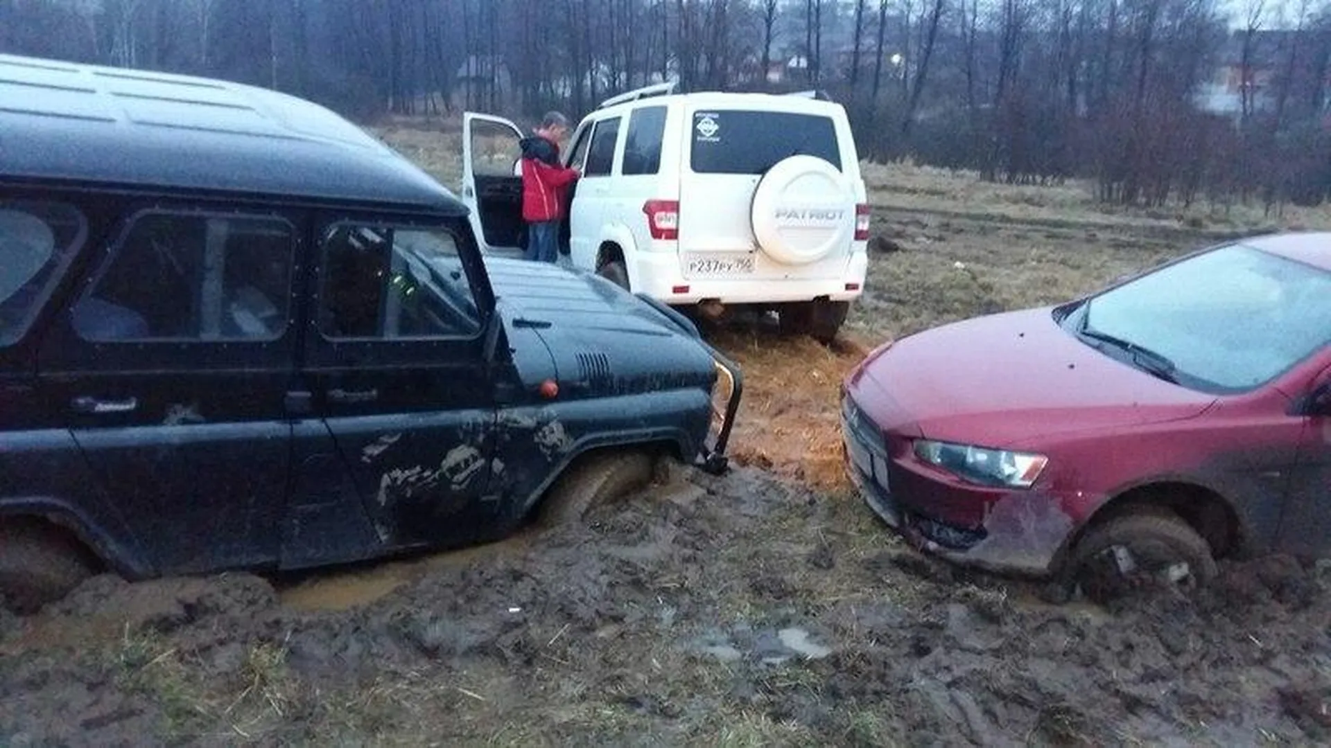 Mitsubishi увяз в поле в Раменском: приехавшие его спасать УАЗы тоже застряли