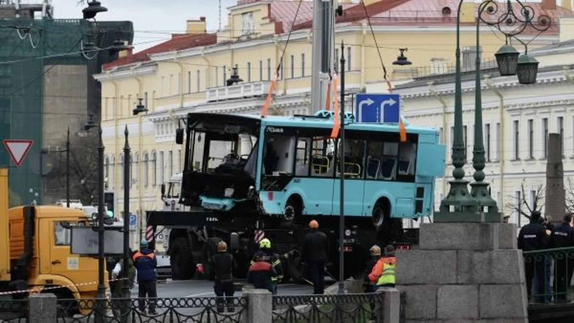 Упавший с моста в Петербурге автобус извлекли из воды