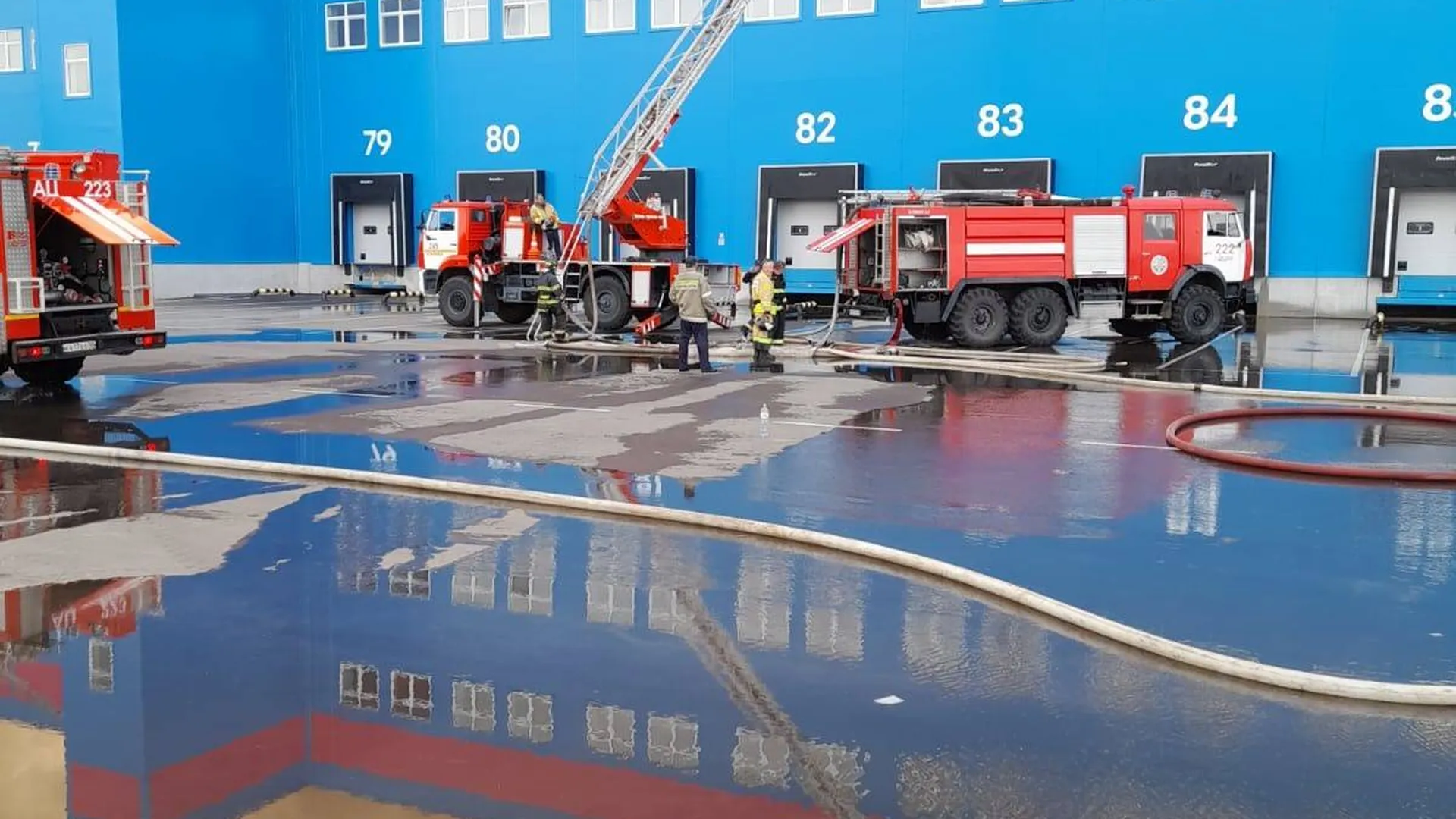 Пожарные предотвратили переход огня со склада Ozon на другие здания в Истре
