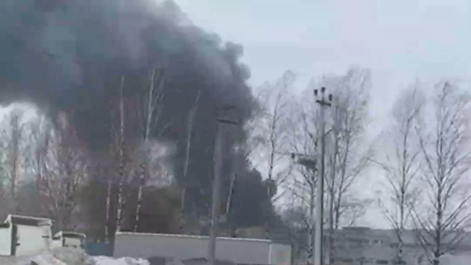 В Петербурге что-то серьезно полыхает в районе аэропорта — пламя до небес видно из разных точек города