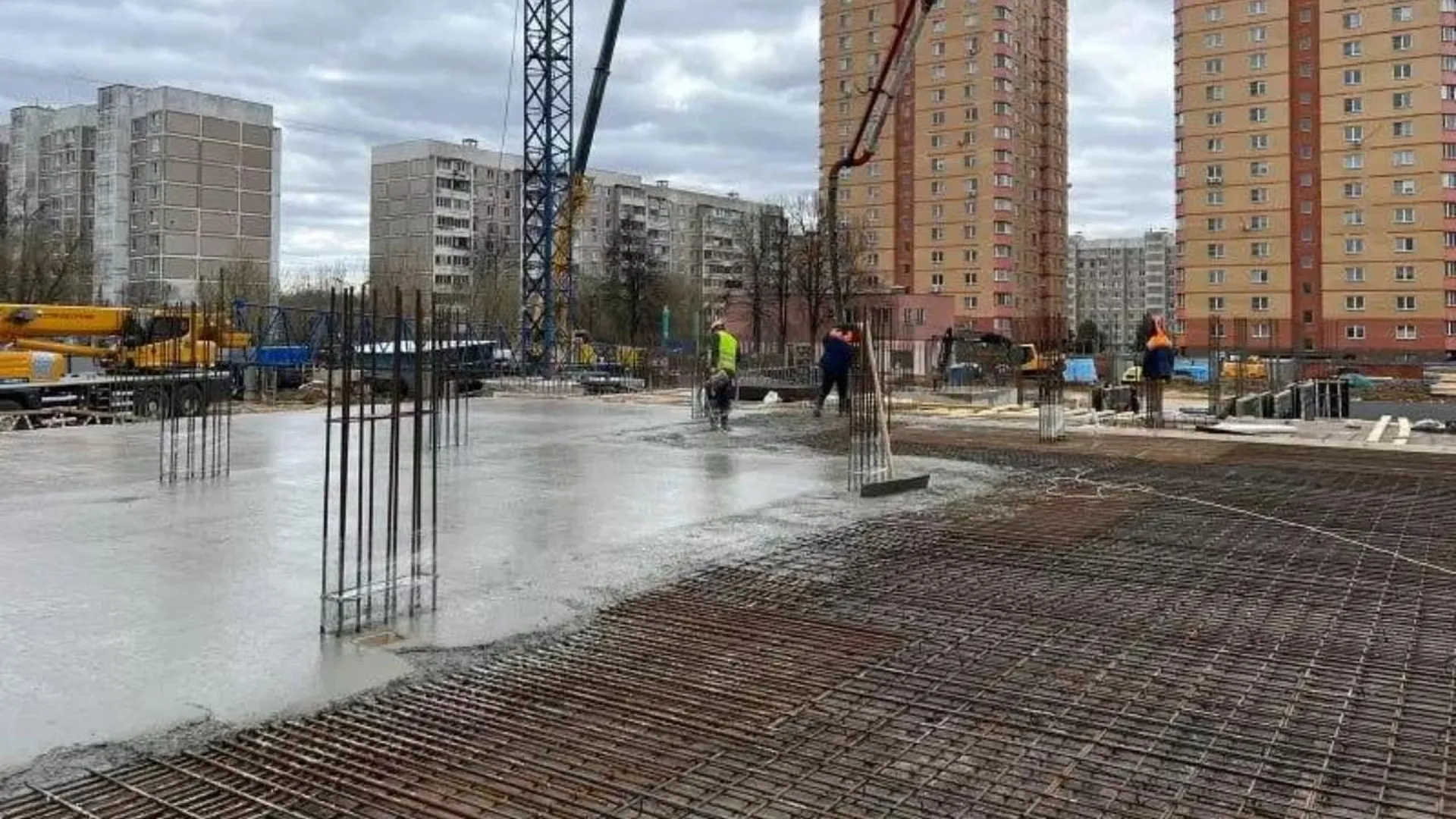 Тридцать пять рабочих занимаются заливкой бетона в основании нового корпуса школы в Чехове