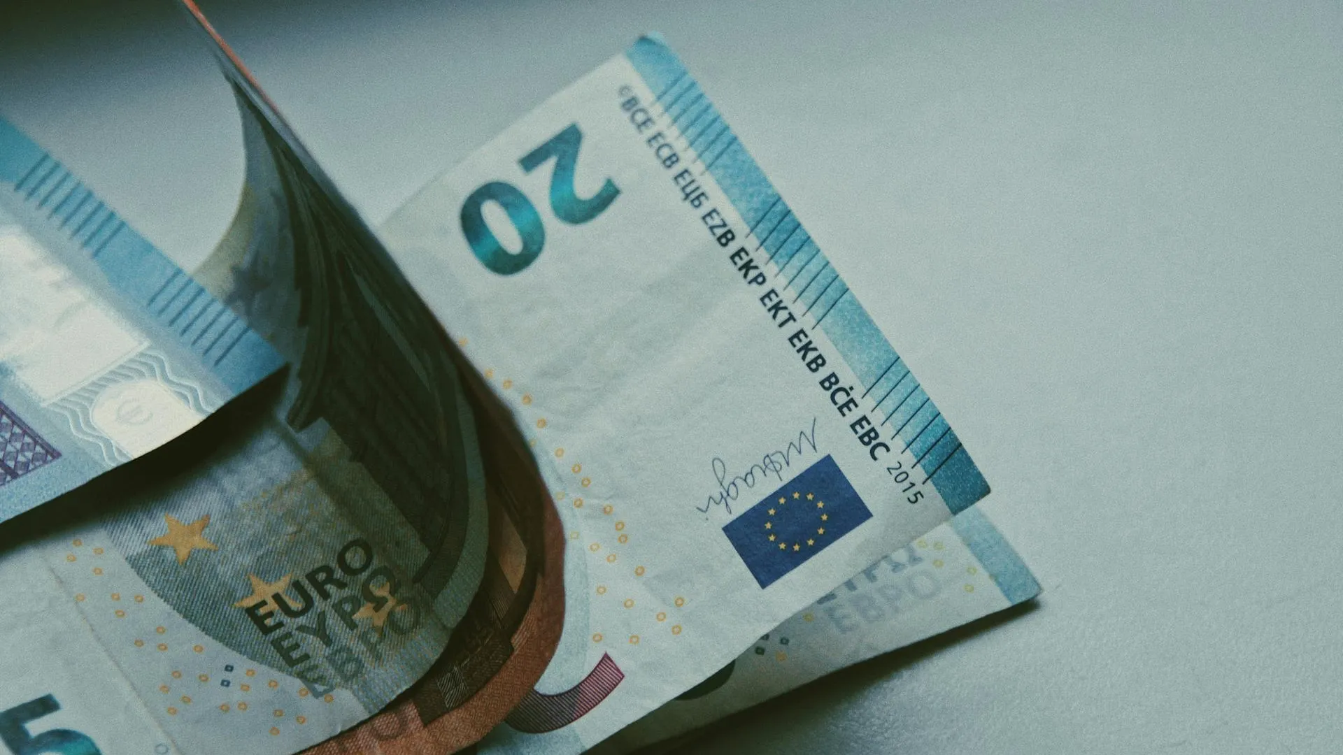 Курс евро впервые за месяц превысил 99 рублей