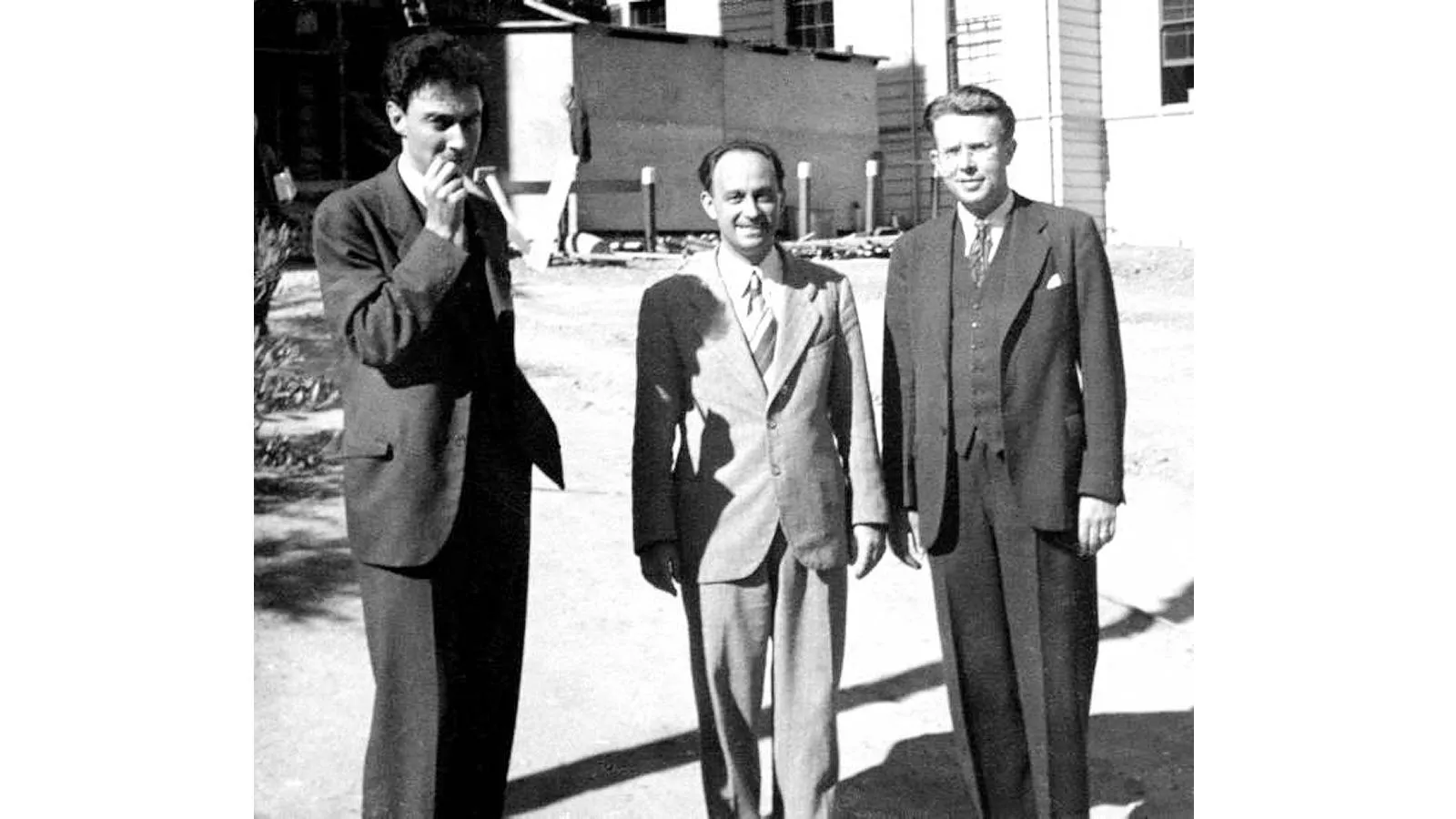Слава направо: Оппенгеймер с физиками Энрико Ферми и Эрнестом Лоуренсом