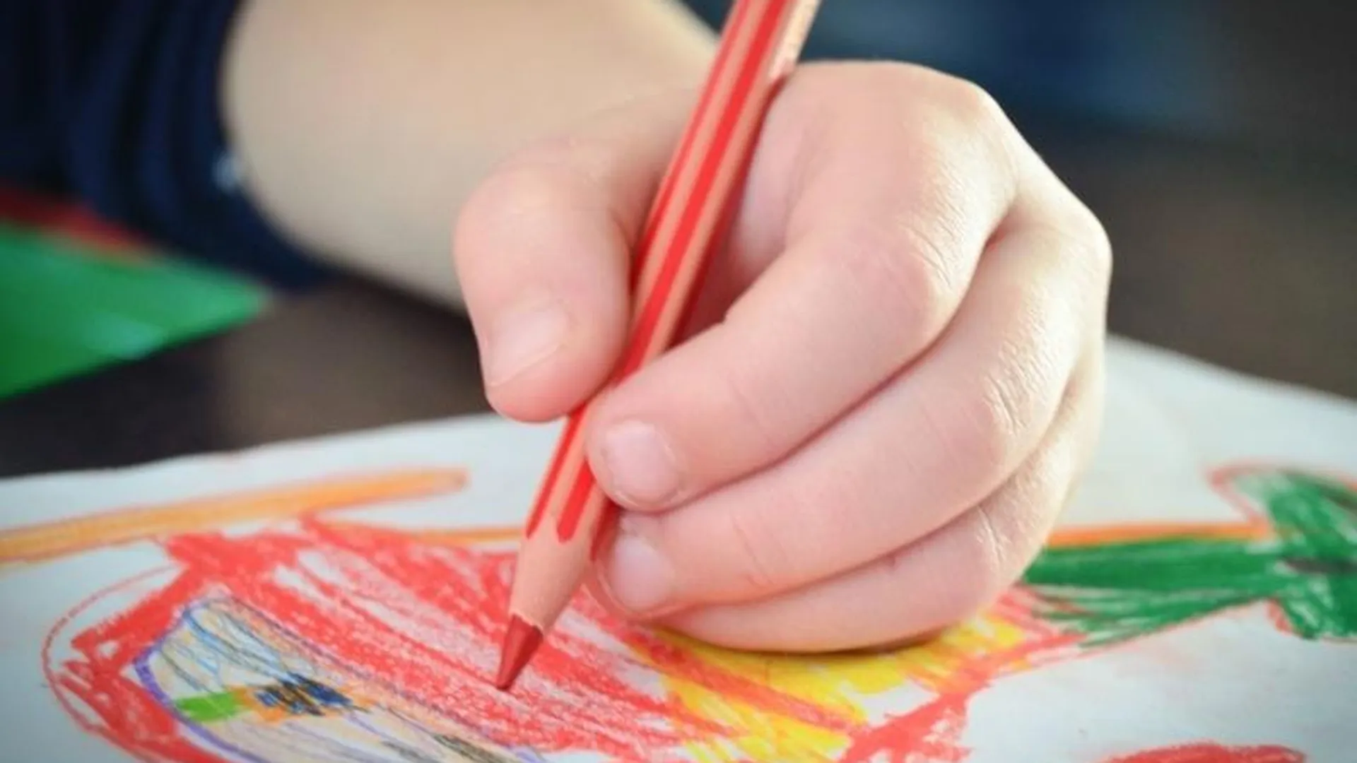 В Пенсионном фонде в Химках проходит выставка детских рисунков