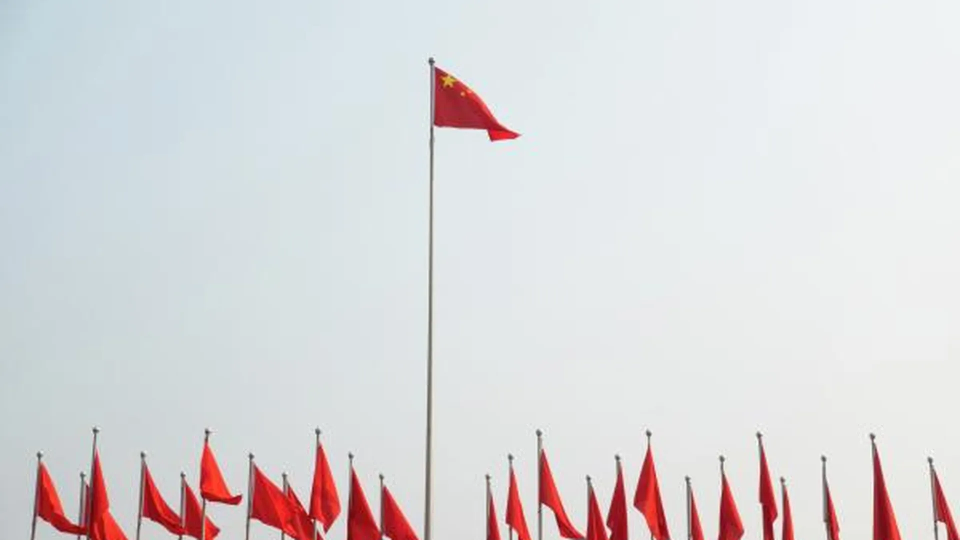 Государственные флаги Китая на площади в Пекине