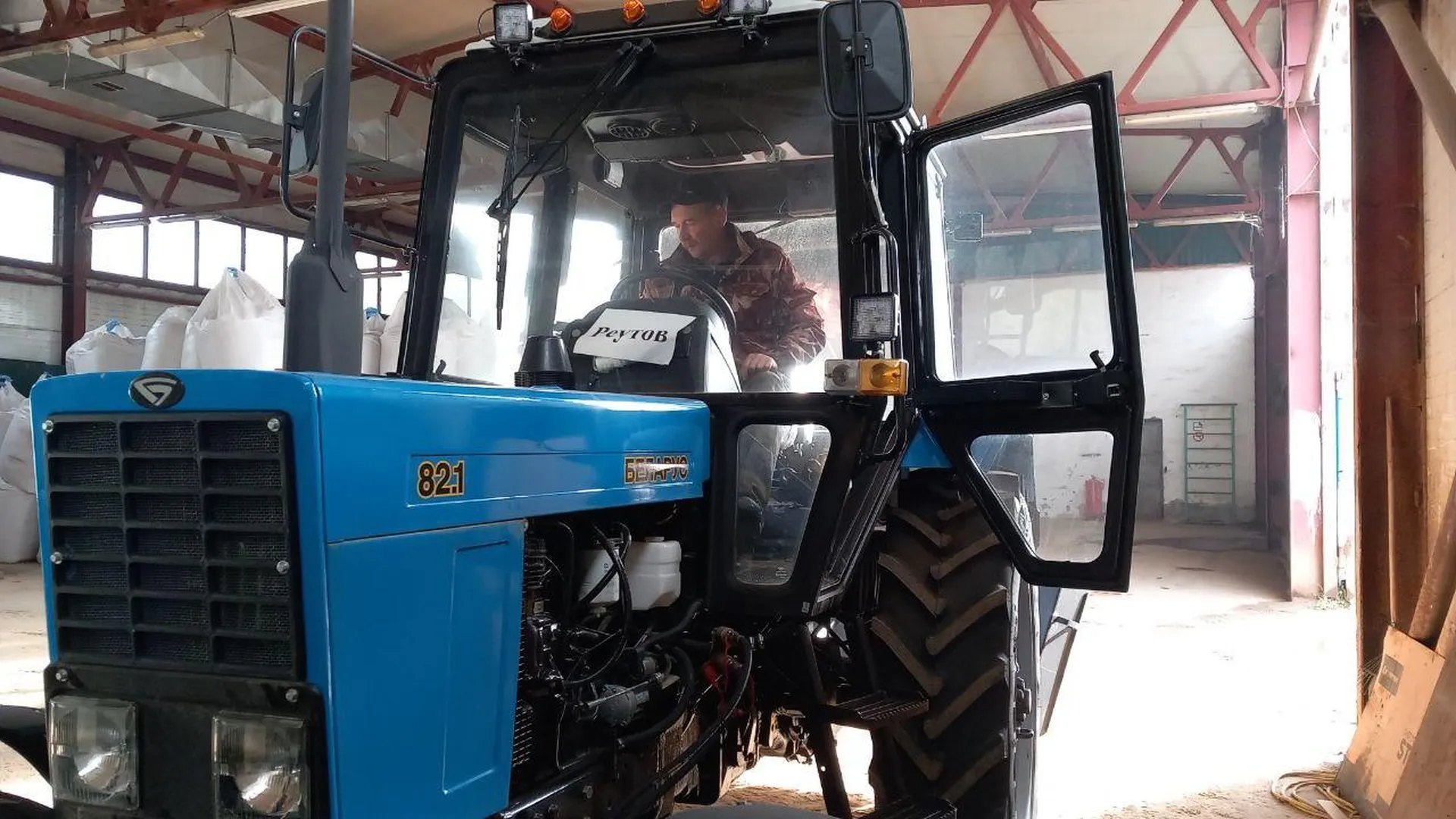 Мастер на все руки: в Реутов приехал новый трактор для уборки города