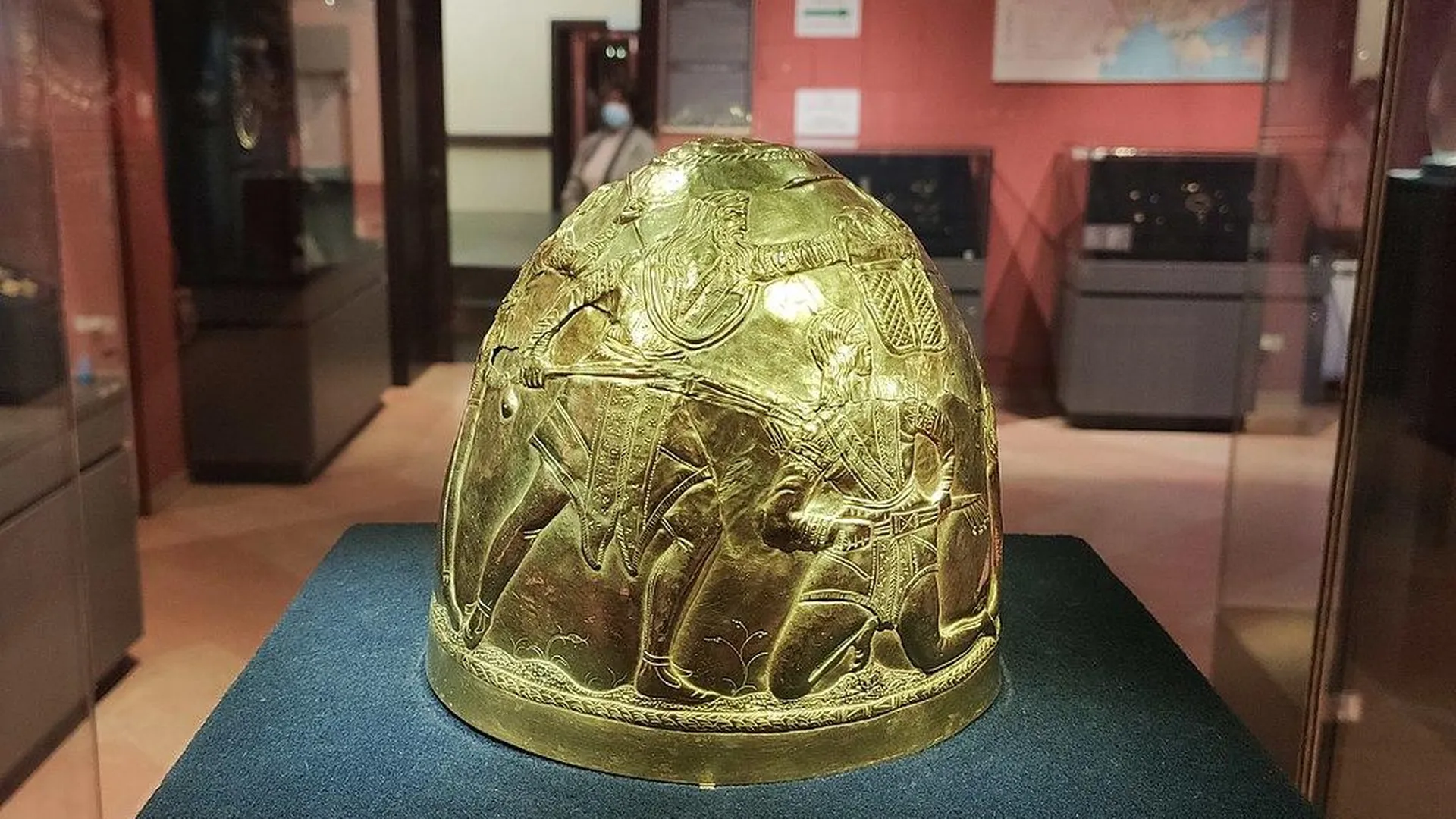 Скифский золотой шлем, IV столетие до нашей эры, — один из экспонатов, находившихся на выставке «Скифское золото» в Амстердаме