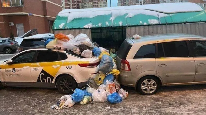 Мстительные балашихинцы завалили пакетами с мусором такси, заблокировавшее контейнерную площадку