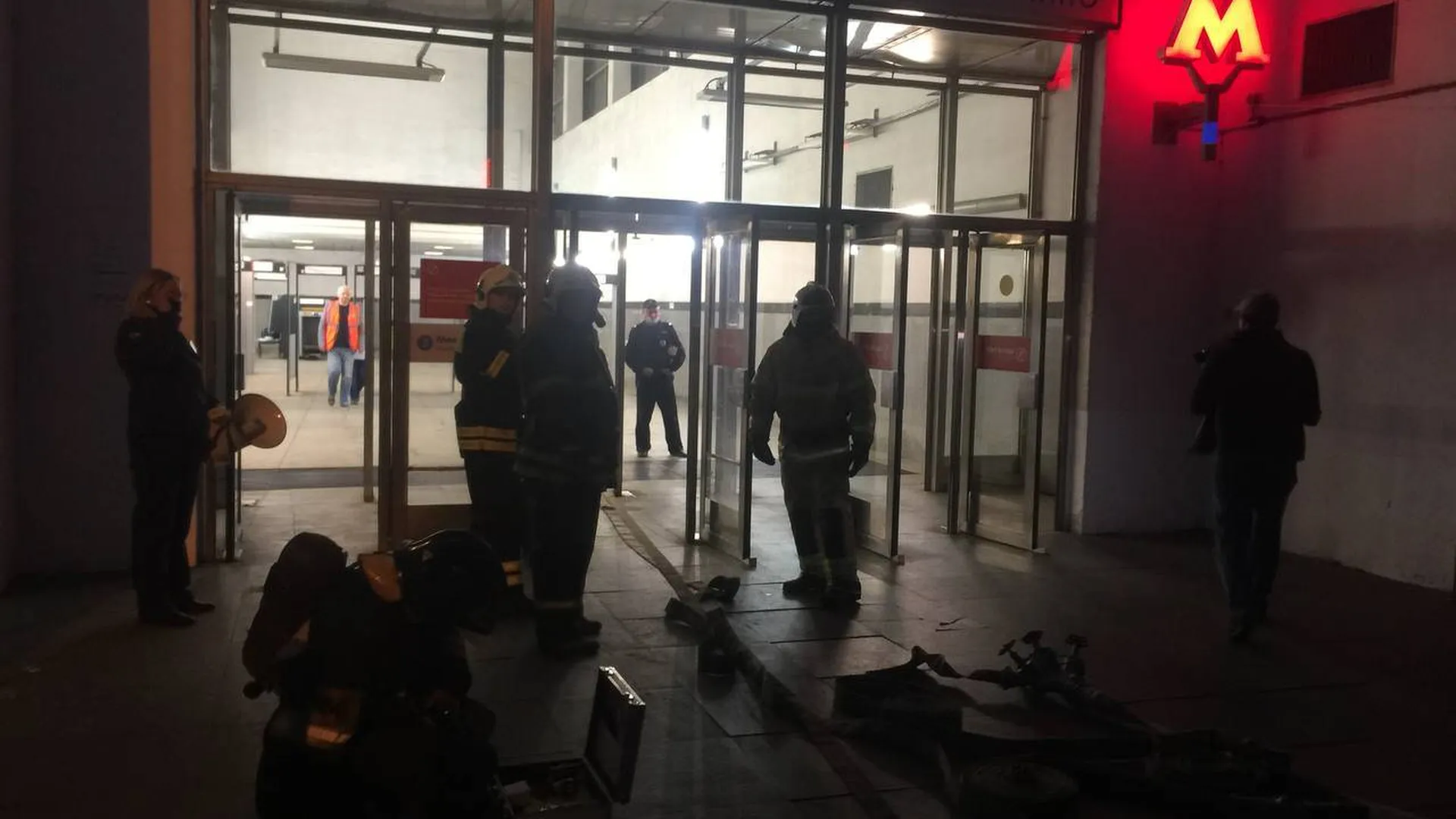 Дым, огонь и техника: МЧС показало на видео, как будут спасать людей в случае пожара в метро