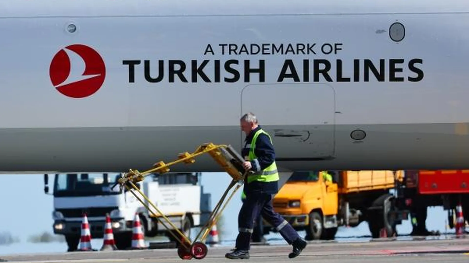 Самолет Turkish Airlines совершил экстренную посадку из-за сообщения о бомбе
