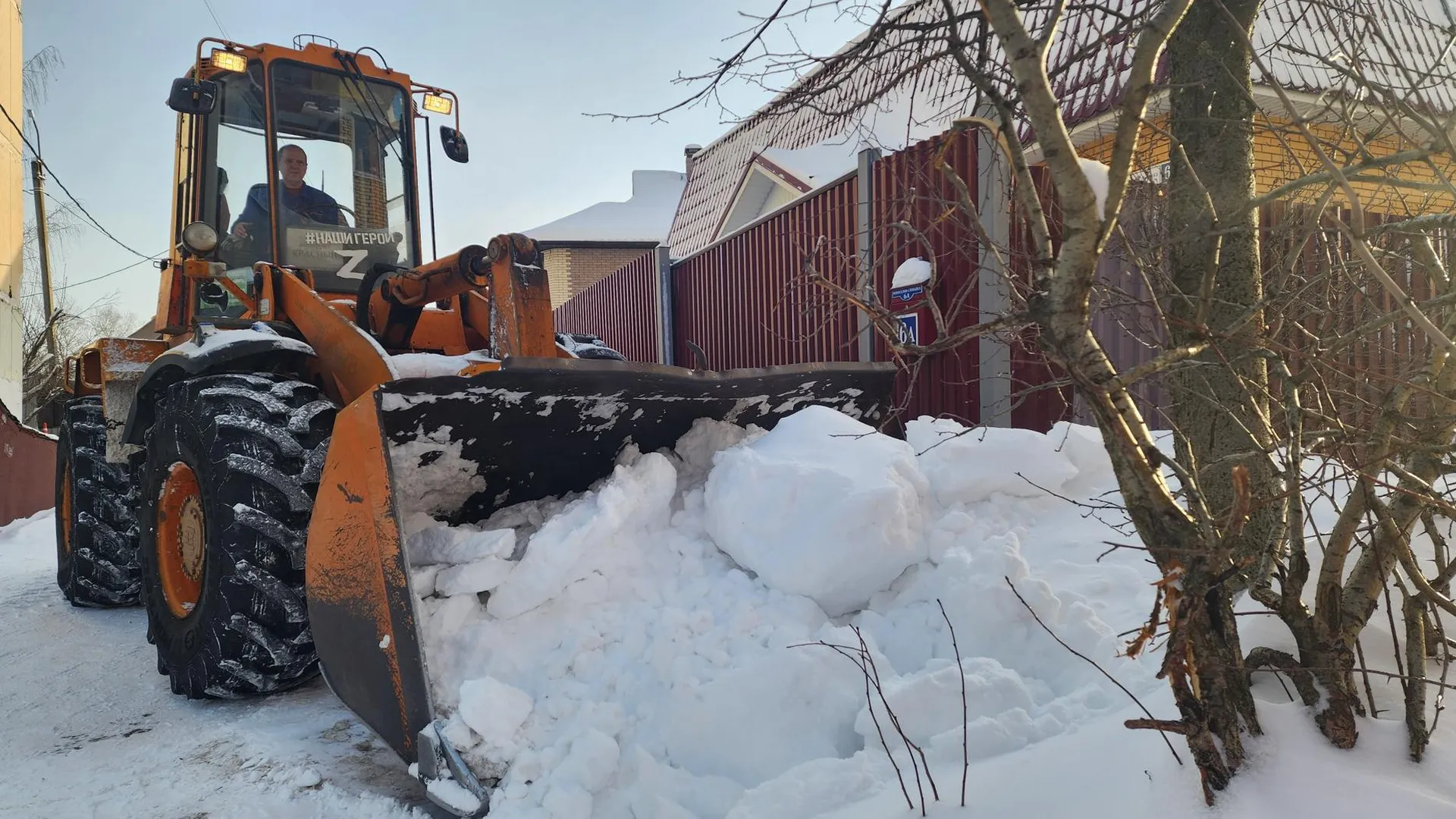 Коммунальщики подмосковной Ивантеевки с раннего утра устраняют последствия снегопада
