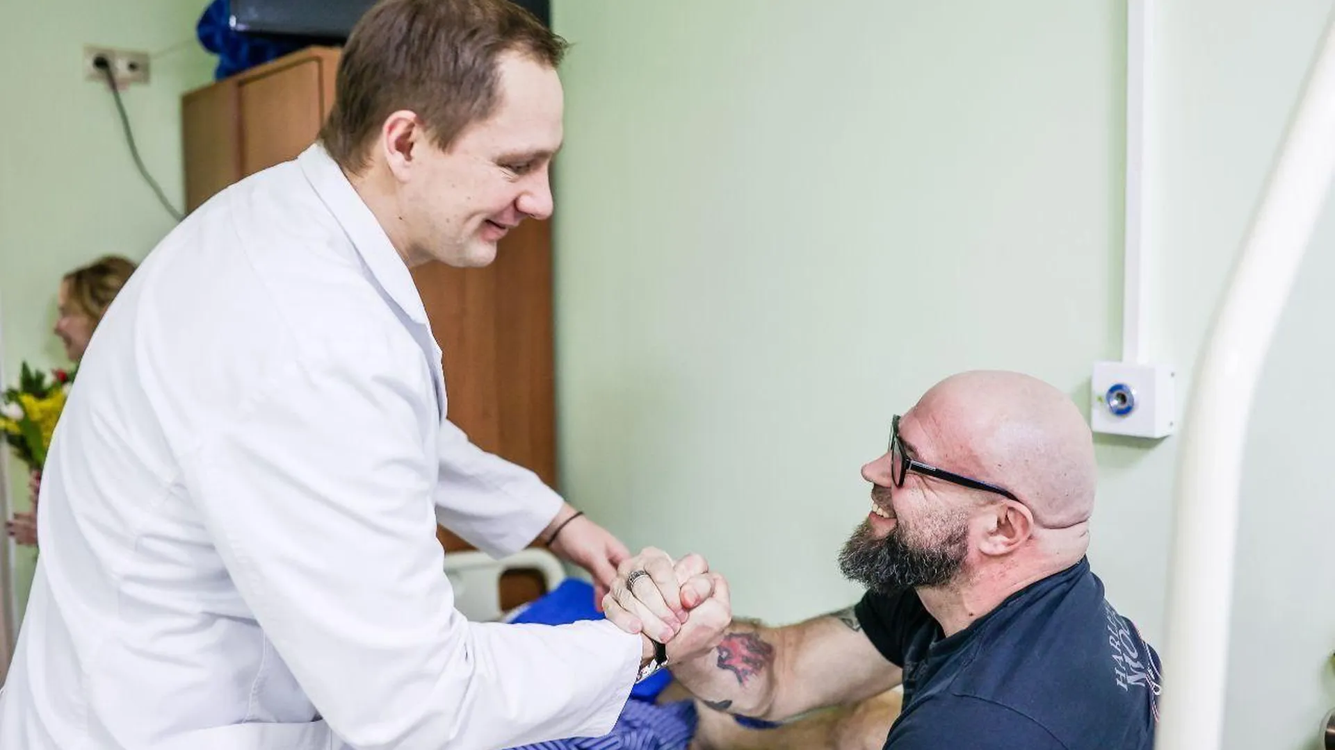 Глава округа Красногорск Волков навестил в госпитале после ранения военного СВО