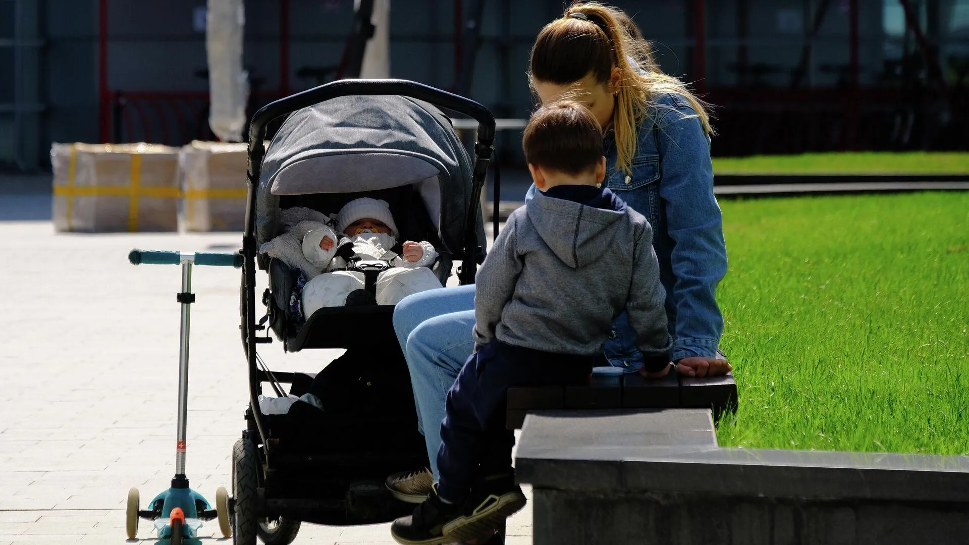 Родителей без сознания нашли около коляски с плачущим младенцем в Истре