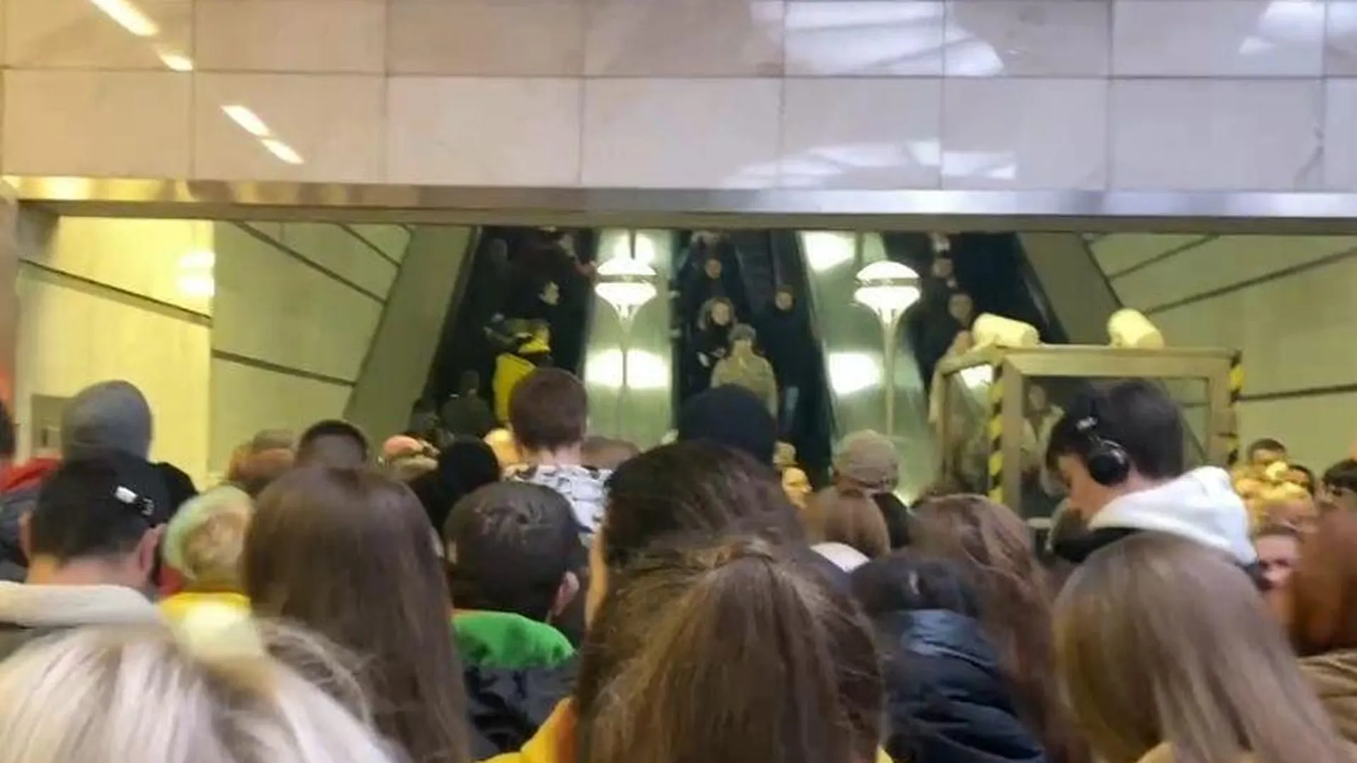 Движение в московском метро восстановили после утреннего коллапса