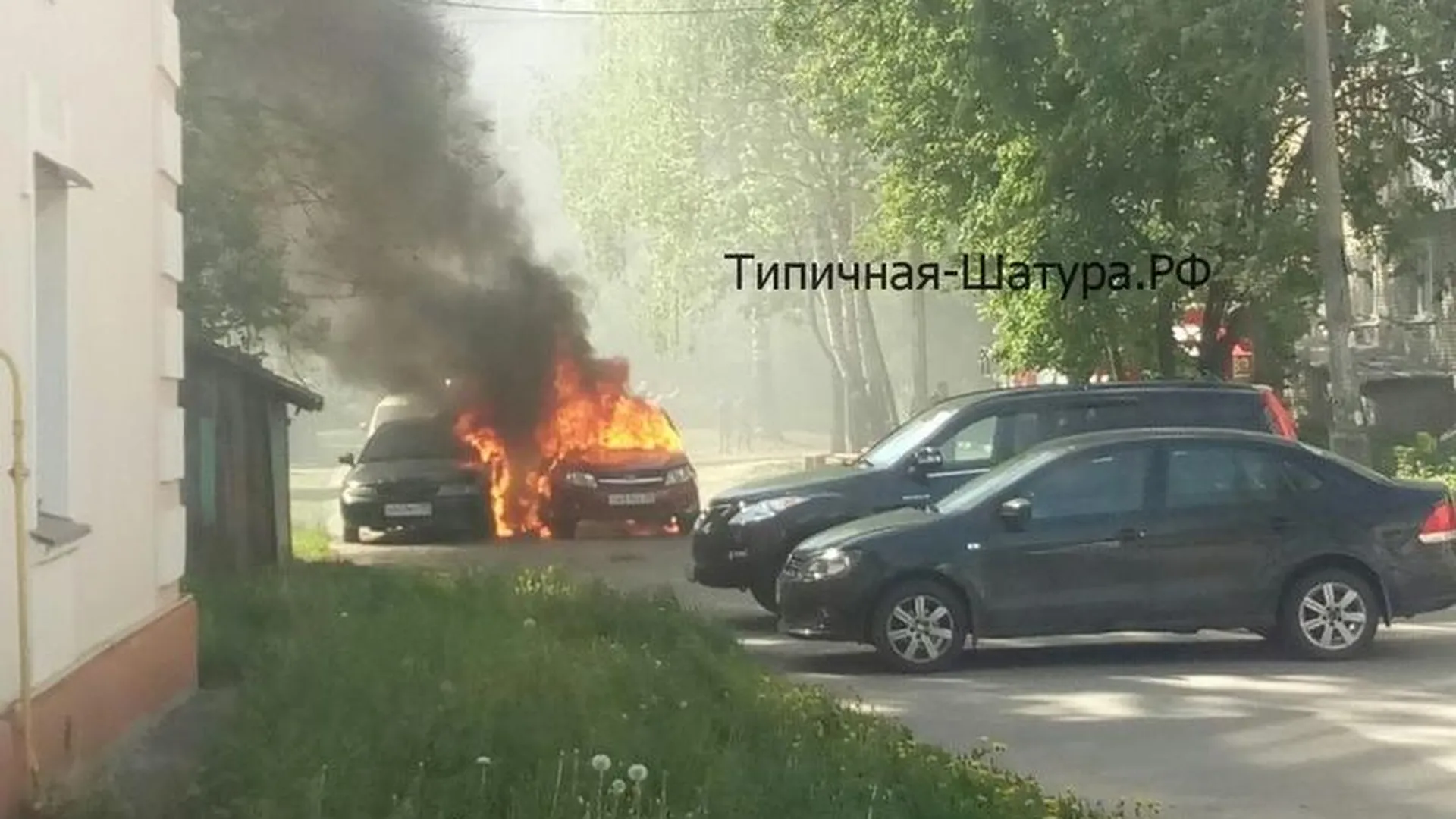 Машины одна за другой загорелись на улице Шатуры