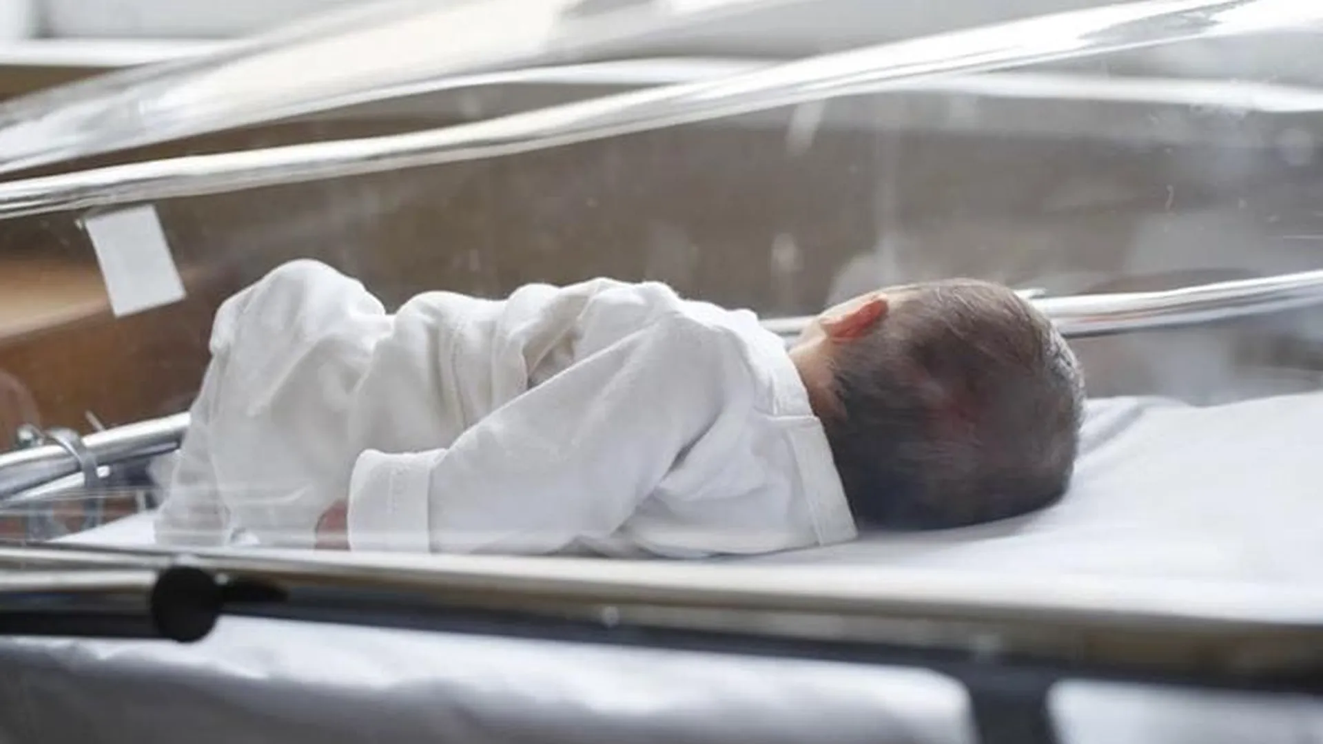 Будет жить: врачи выходили младенца, найденного за гаражами в Талдоме