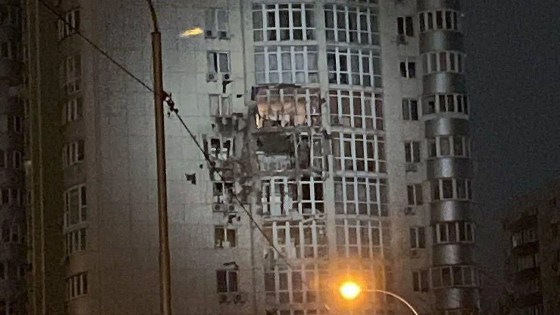 В Киеве обломки сбитого украинской ПВО российского БПЛА рухнули на жилой дом