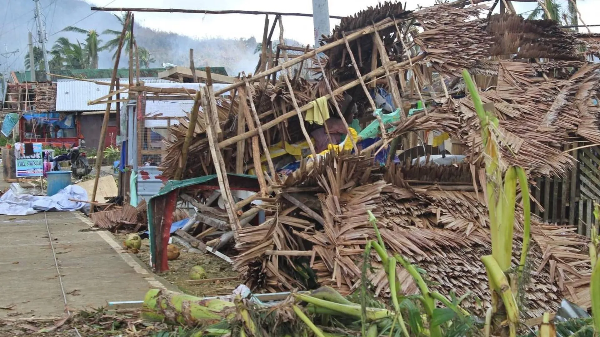 Число жертв тайфуна на Филиппинах достигло 208. Фото и видео