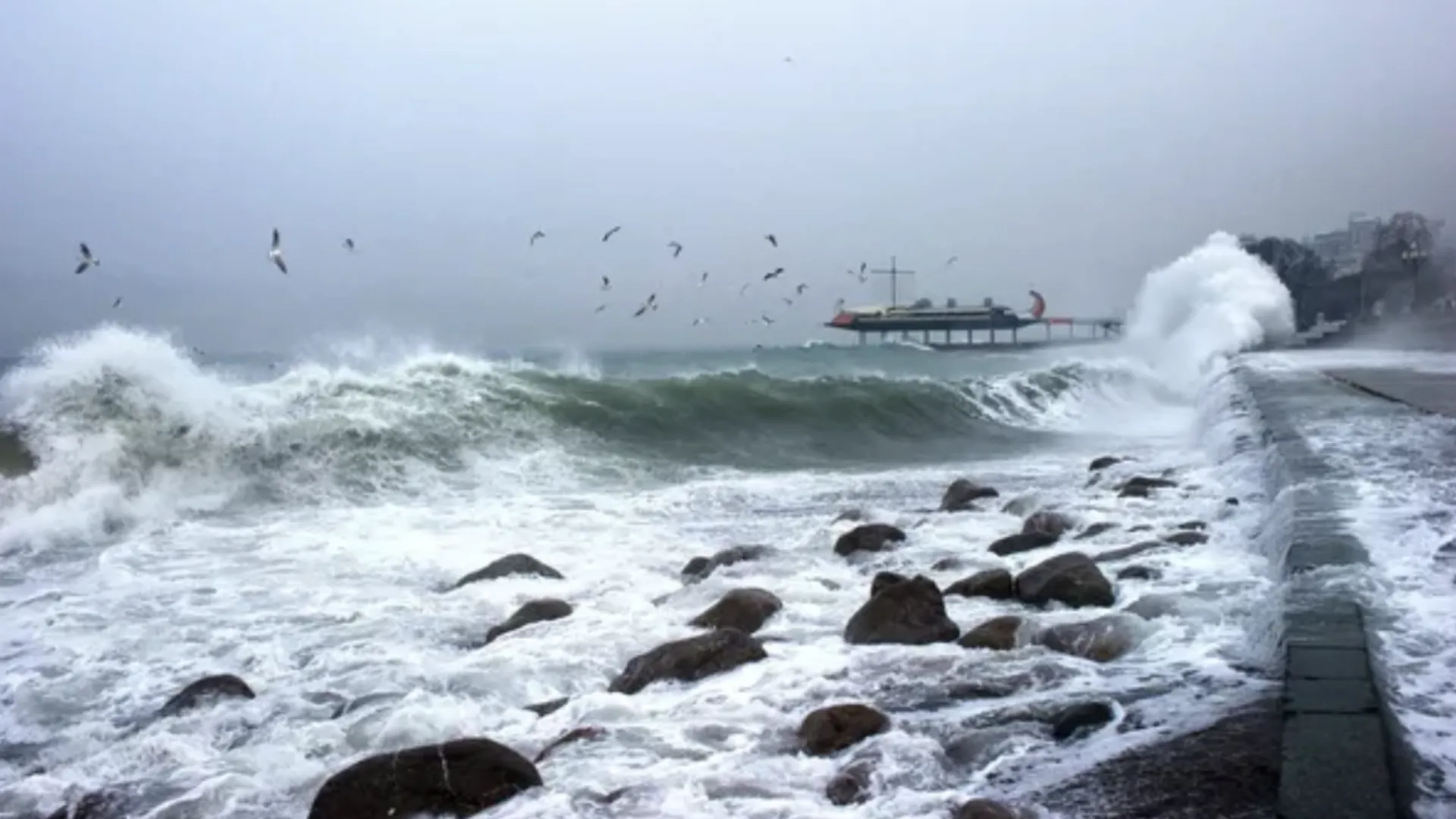 Семиметровые волны и ливни. На Крым и Туапсе обрушится мощный шторм