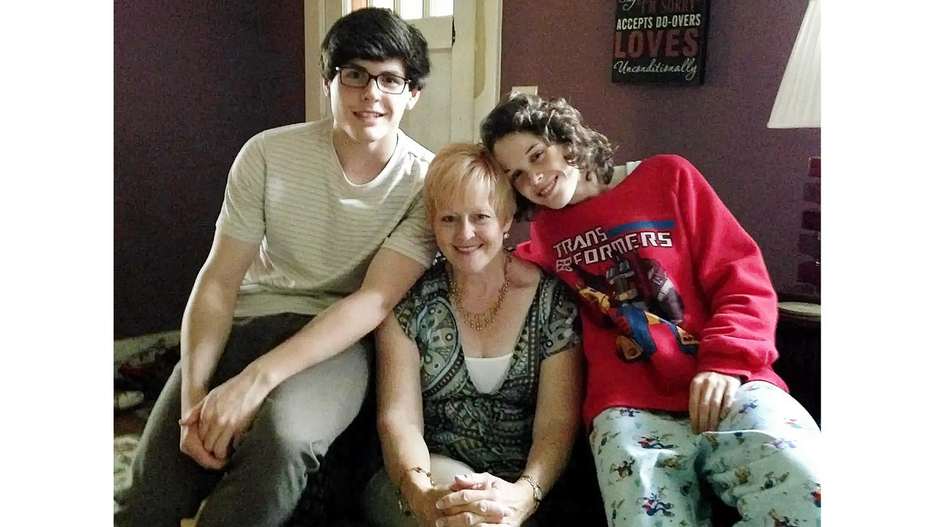 Одри Хейл (в красном свитере) с матерью и братом