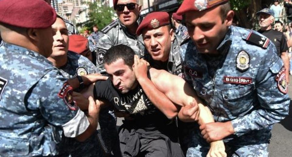 Силовики в Ереване задержали 38 участников протестов против премьера Пашиняна
