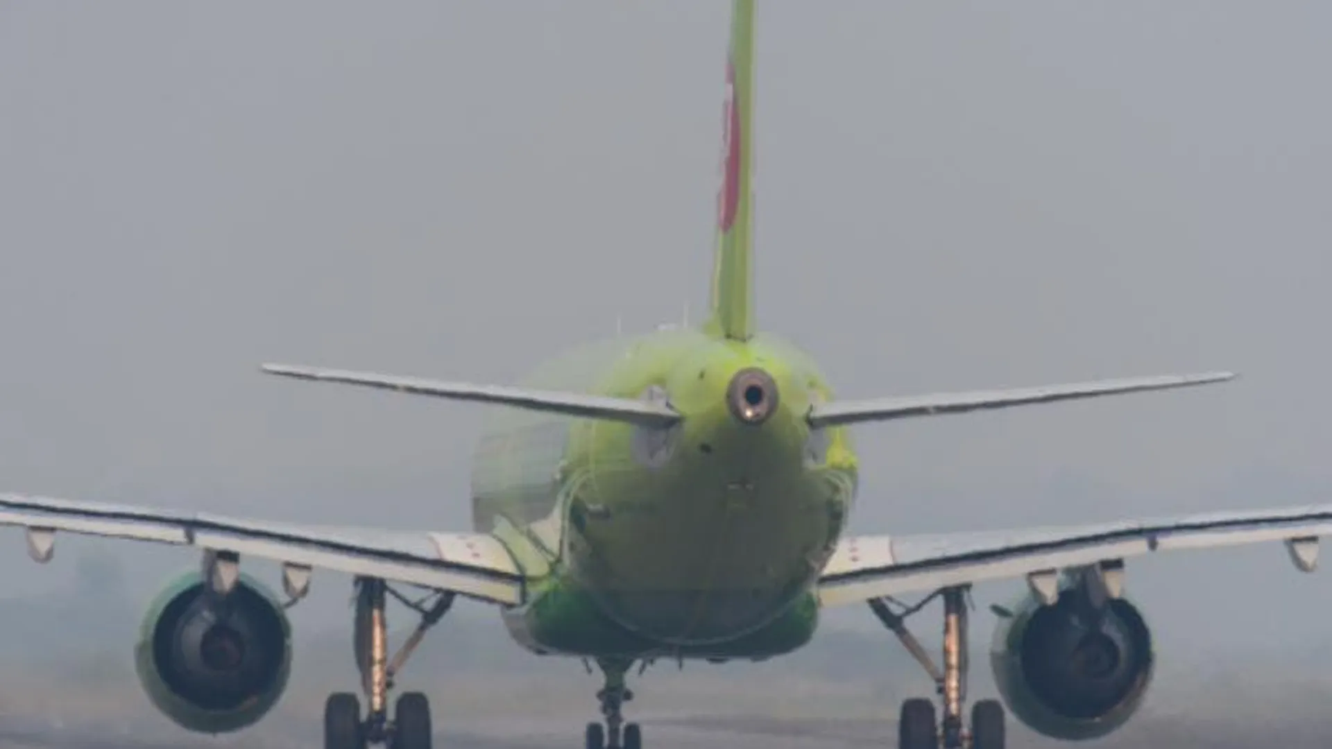 Самолет, который пришлось отогревать в Домодедово, приземлился в Пулково 