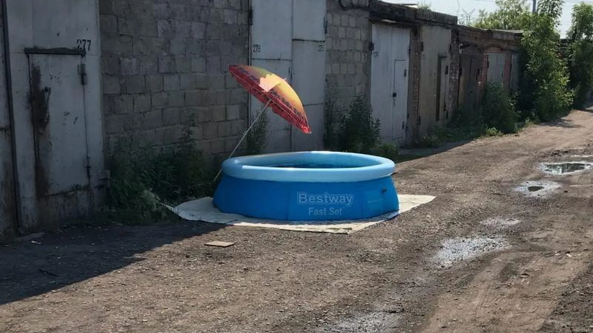 Курорт на задворках: умельцы из Орехово-Зуево установили надувной бассейн среди гаражей