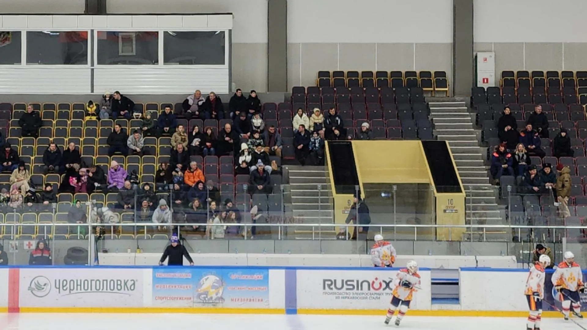 Дети бойцов СВО побывали на матче между Федерацией хоккея Электростали и сотрудниками МЧС из Москвы