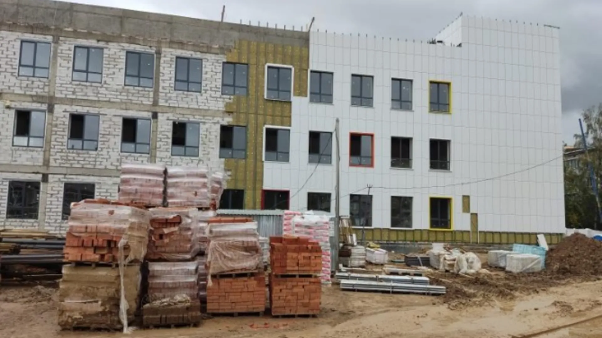 Строительство нового корпуса школы в Лобне завершено на 70%