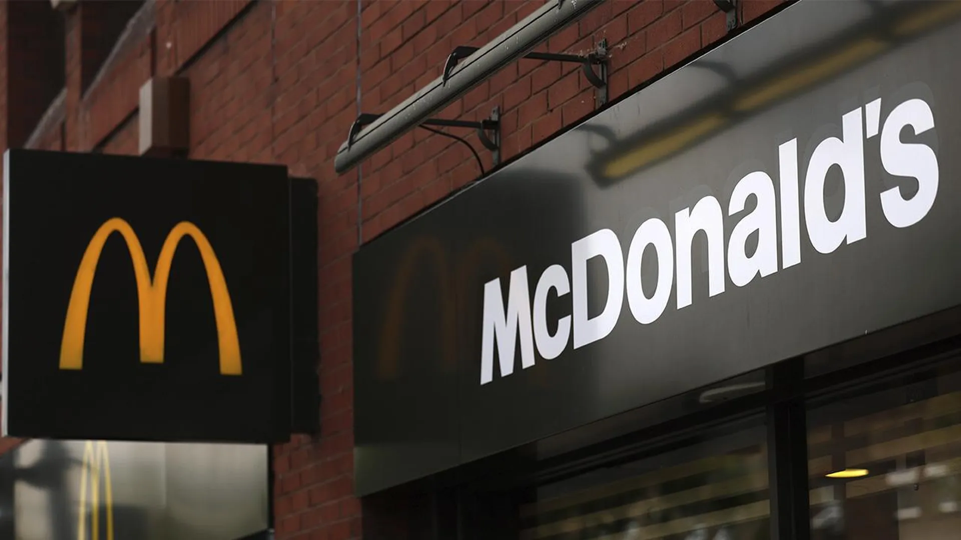 «Такого во «Вкусно и точка» не найдешь»: в британском McDonald's происходили оргии и интим за вейпы